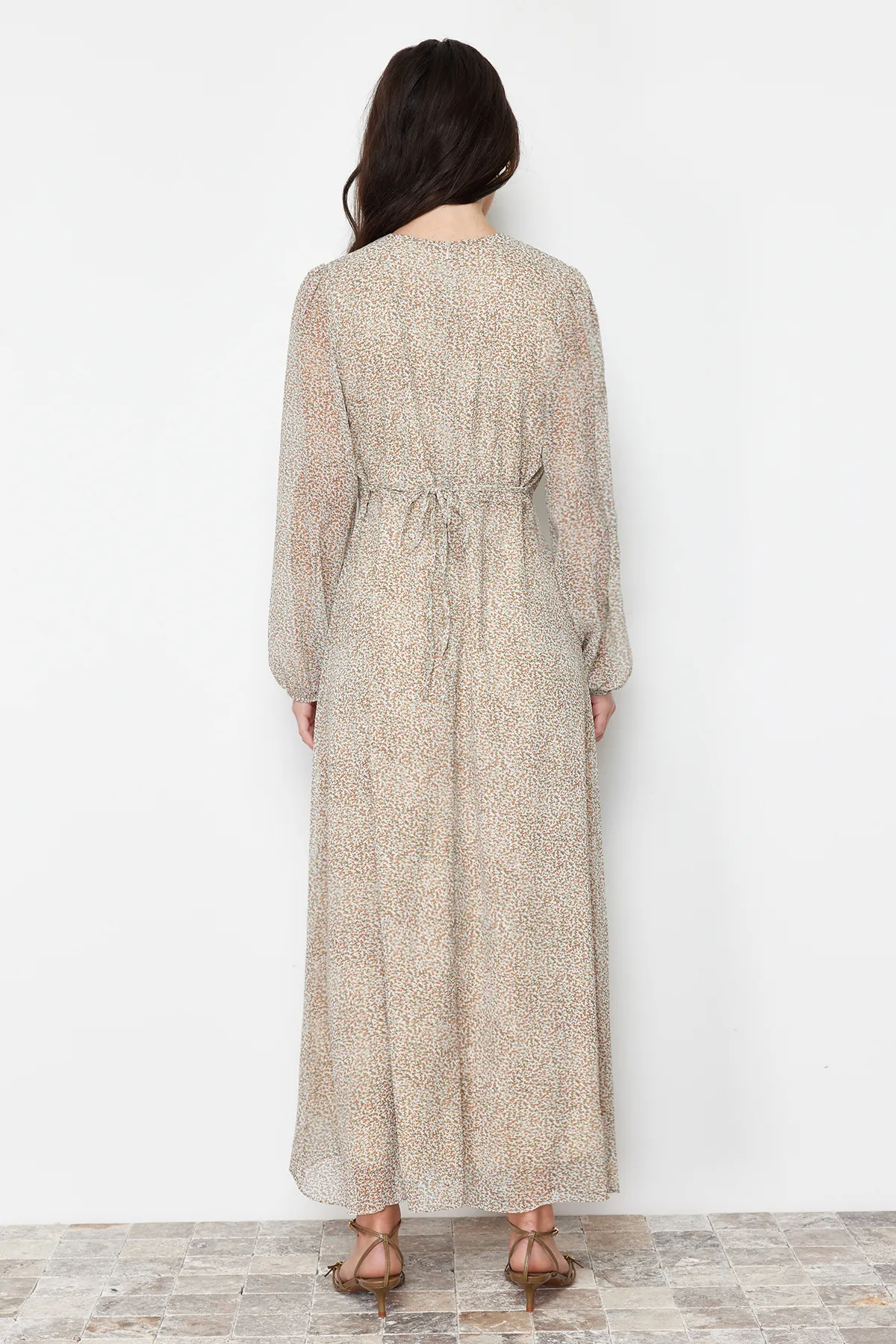 Trendyol Modest  Braunes gefüttertes gewebtes Kleid mit Blumenmuster und Gürtel TCTSS24EB00081