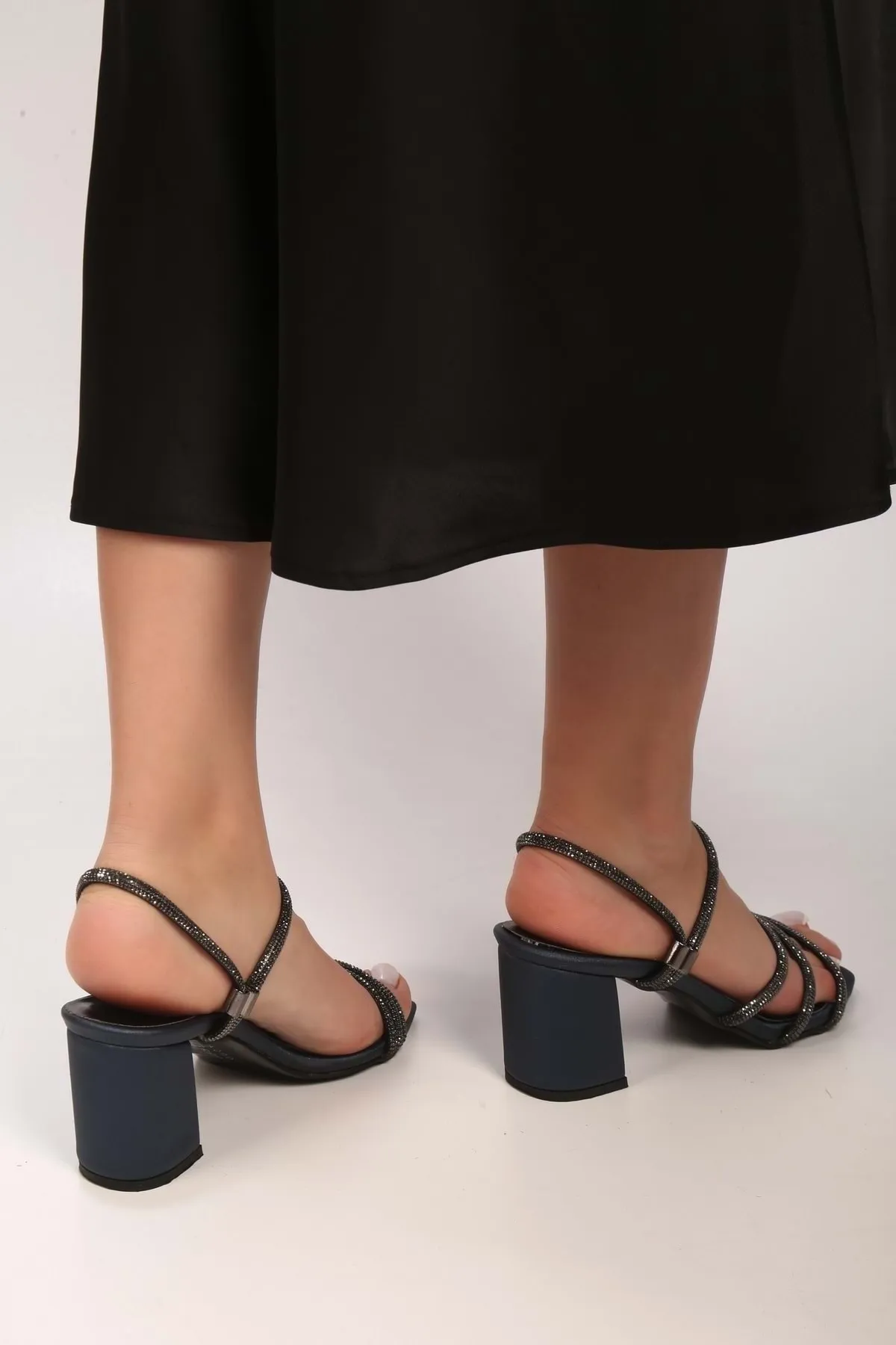 Shoeberry  Marineblaue Poas-Hausschuhe und -Schuhe aus Satin mit Steinabsatz für Damen