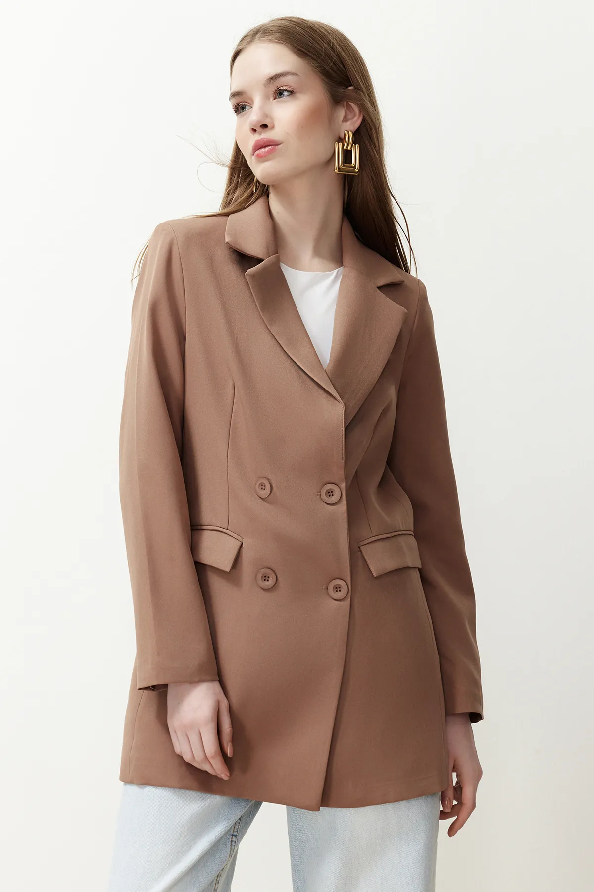 Trendyol Modest  Hellbraune, gewebte Blazerjacke mit Doppelknopfdetail, gefütterten Taschen TCTSS22CE0250
