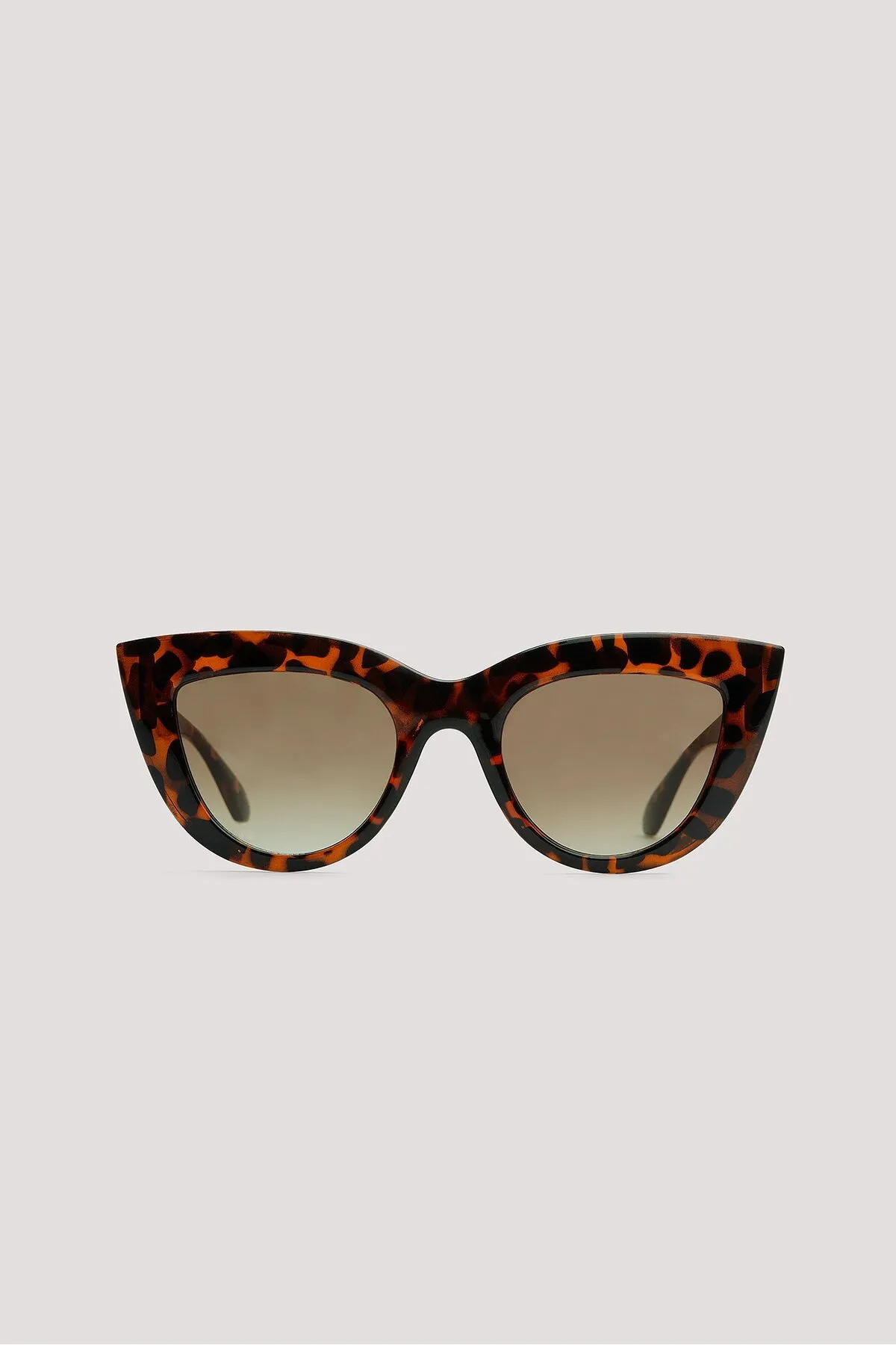 NA-KD  Klobige, spitze Cat-Eye-Sonnenbrille aus recyceltem Material