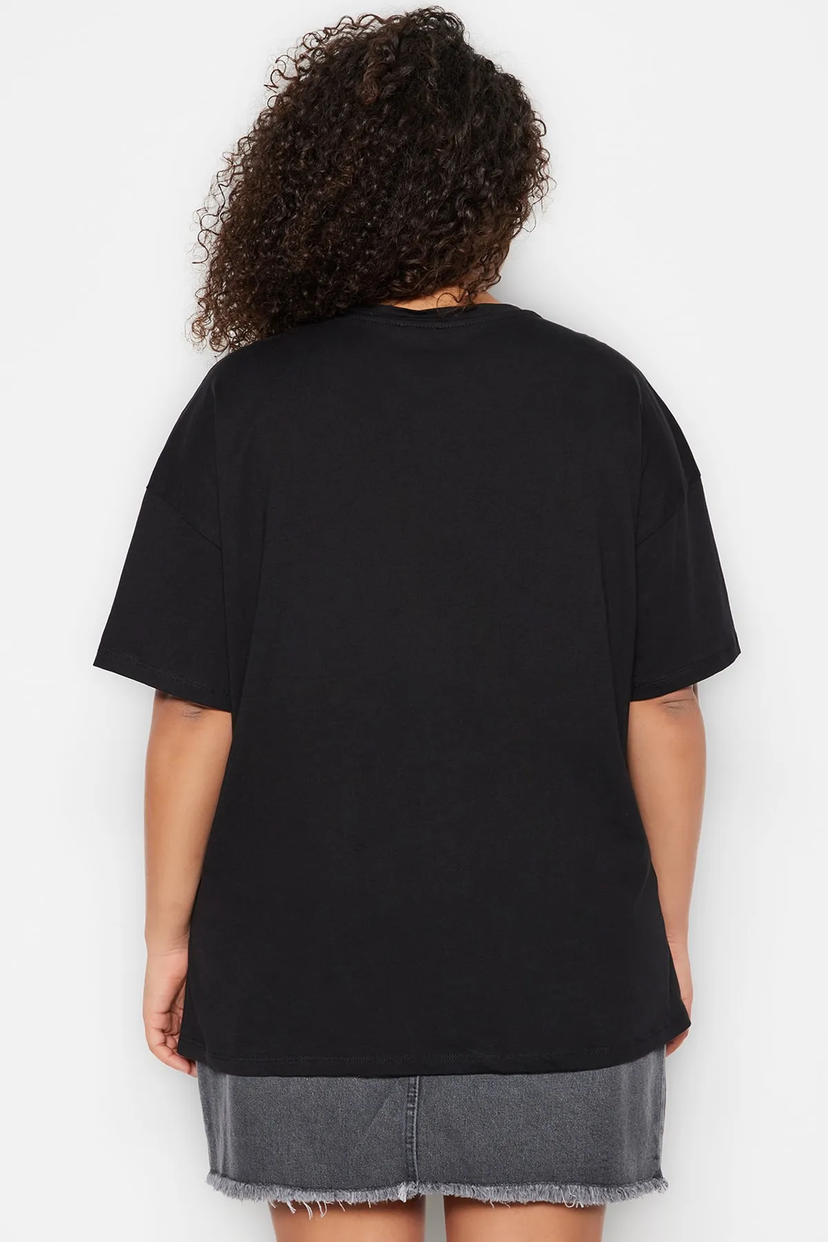Trendyol Curve  Schwarzes, weit geschnittenes, bedrucktes Strick-T-Shirt mit Rundhalsausschnitt TBBSS23BF00015