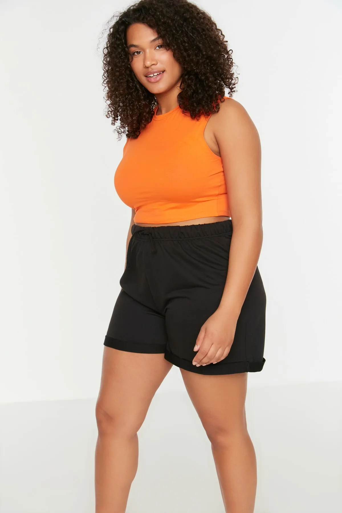 Trendyol Curve  Schwarze Strickshorts mit Taschendetail und Bermuda TBBSS22SR0143