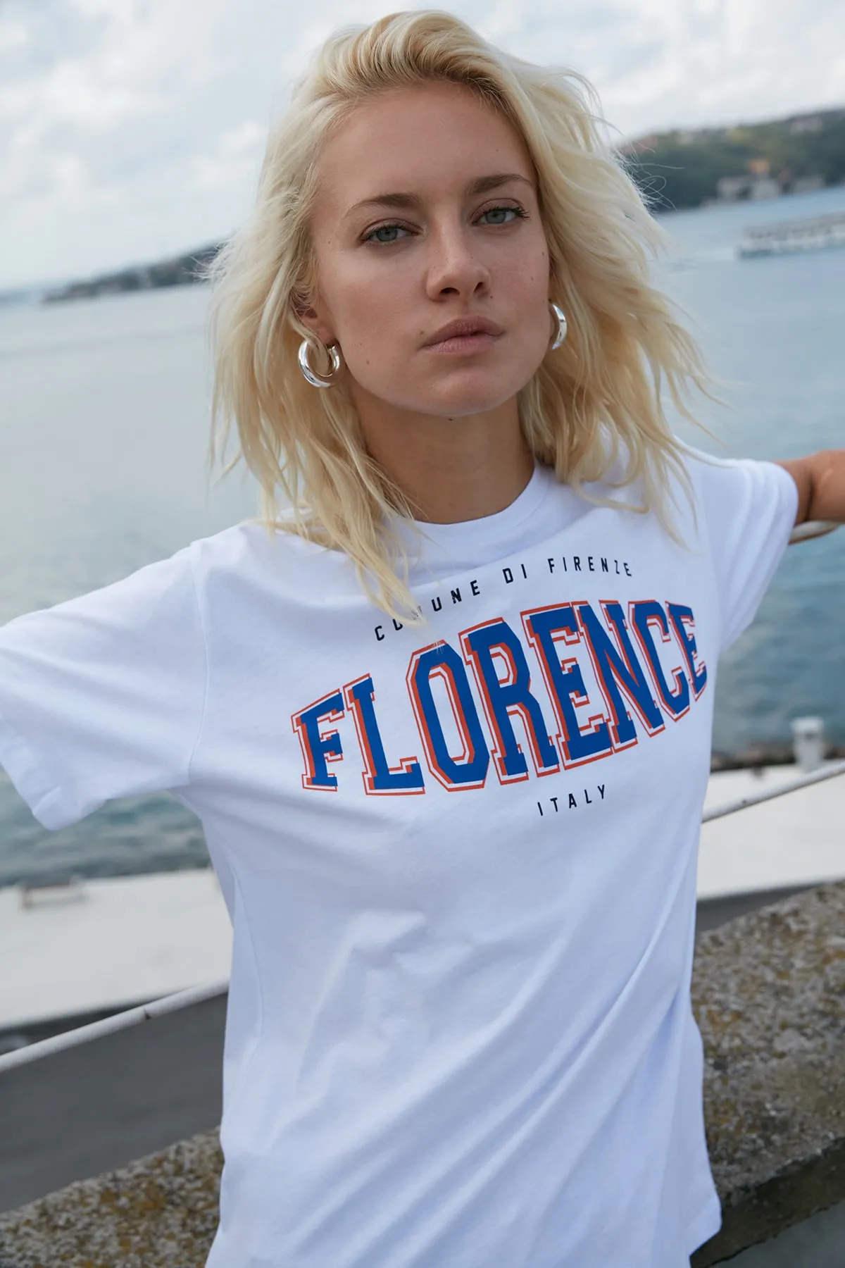 Trendyol Collection  Weißes, bedrucktes Oversize-/Weite-Fit-Strick-T-Shirt aus 100 % Baumwolle mit Rundhalsausschnitt TWOSS22TS0994