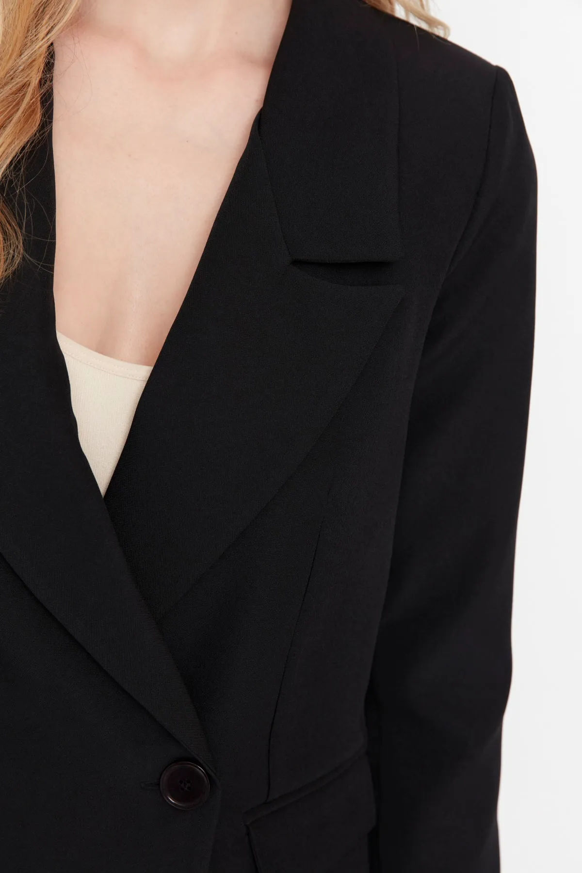 Trendyol Collection  Schwarzer, normal gefütterter, zweireihiger, gewebter Blazer mit Verschluss TWOSS20CE0059
