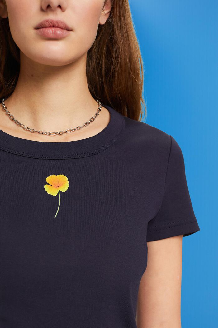 T-Shirt mit floralem Print auf der Brust
