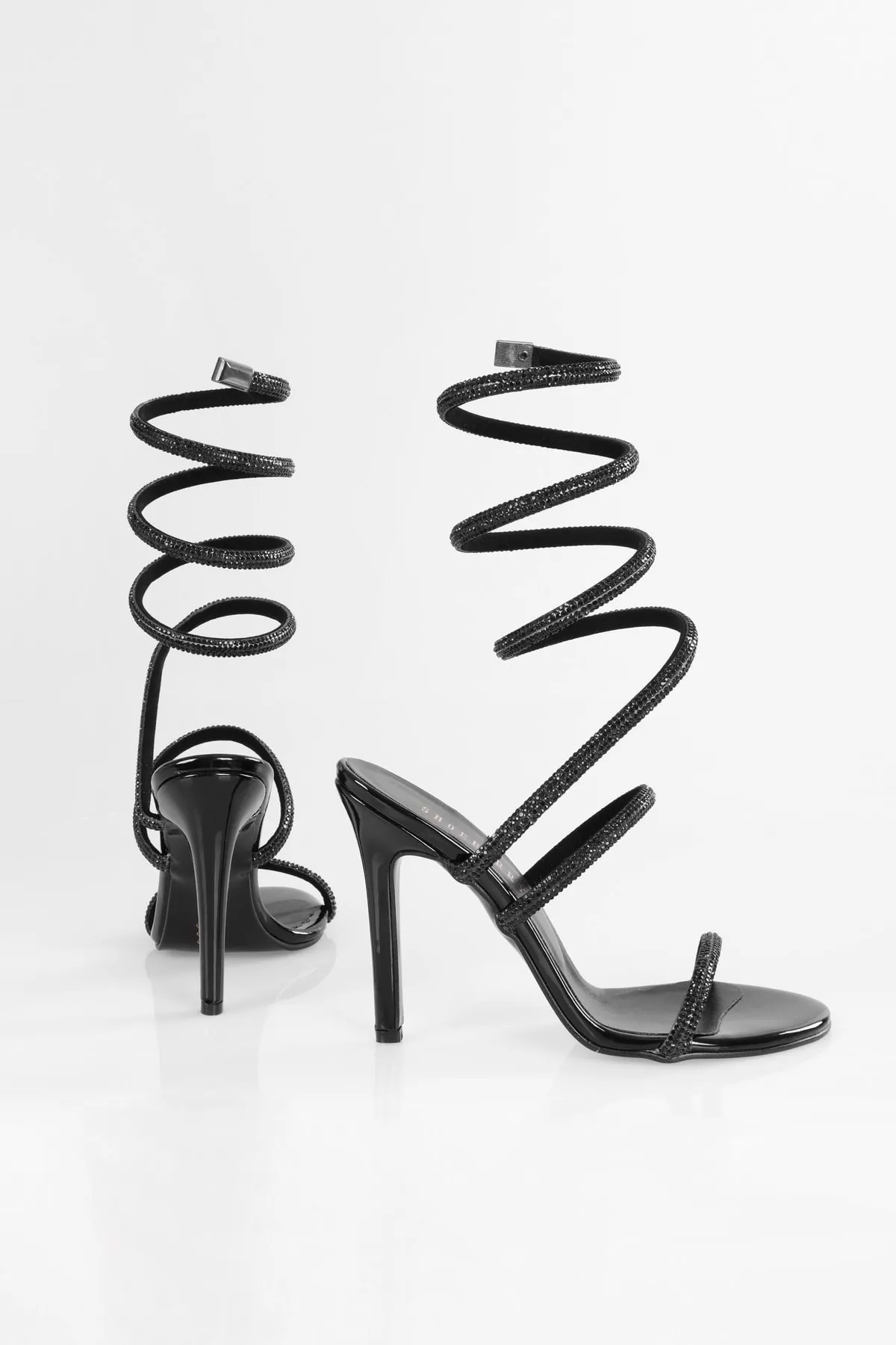 Shoeberry  Damenschuhe mit Knöchelriemen und verspiegeltem Absatz in leuchtendem Schwarz