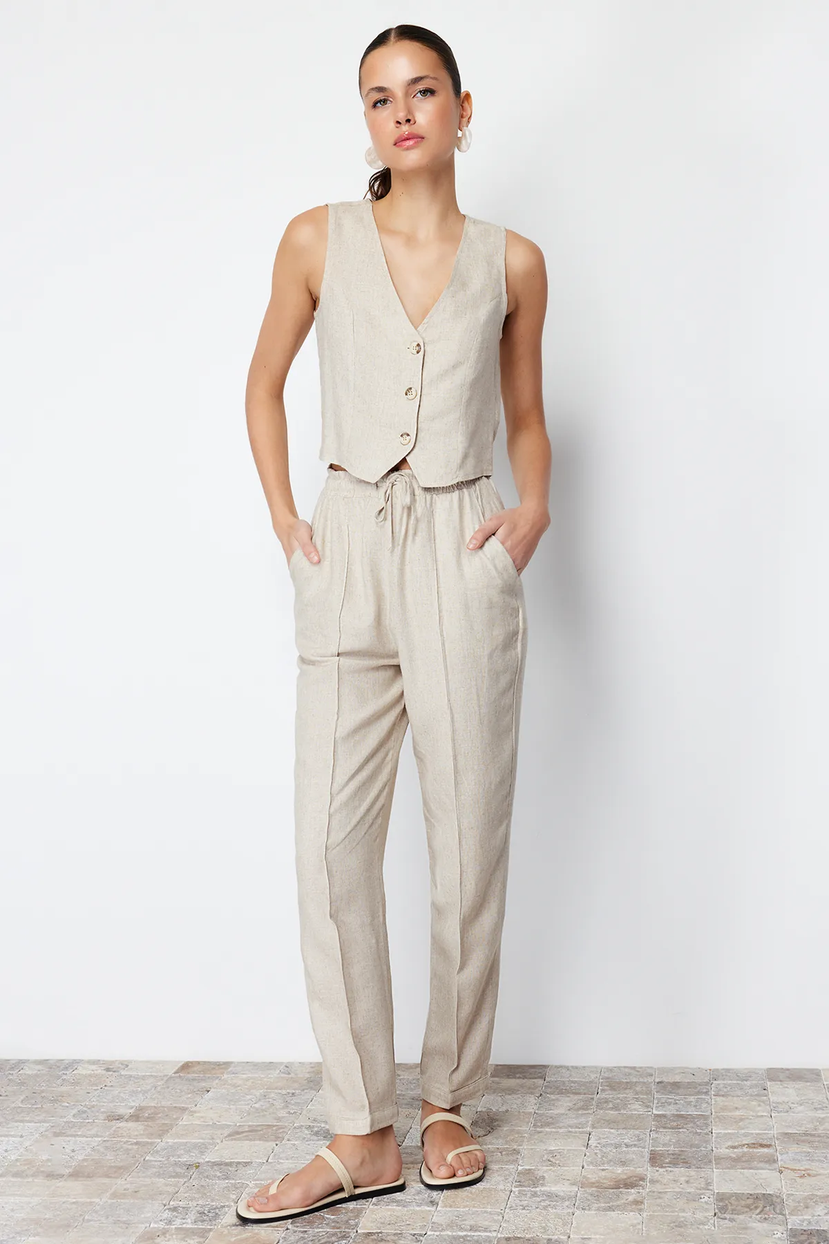 Trendyol Collection  Beige Hose aus Baumwollleinen mit geradem Schnitt und elastischem Bund TWOSS24PL00063