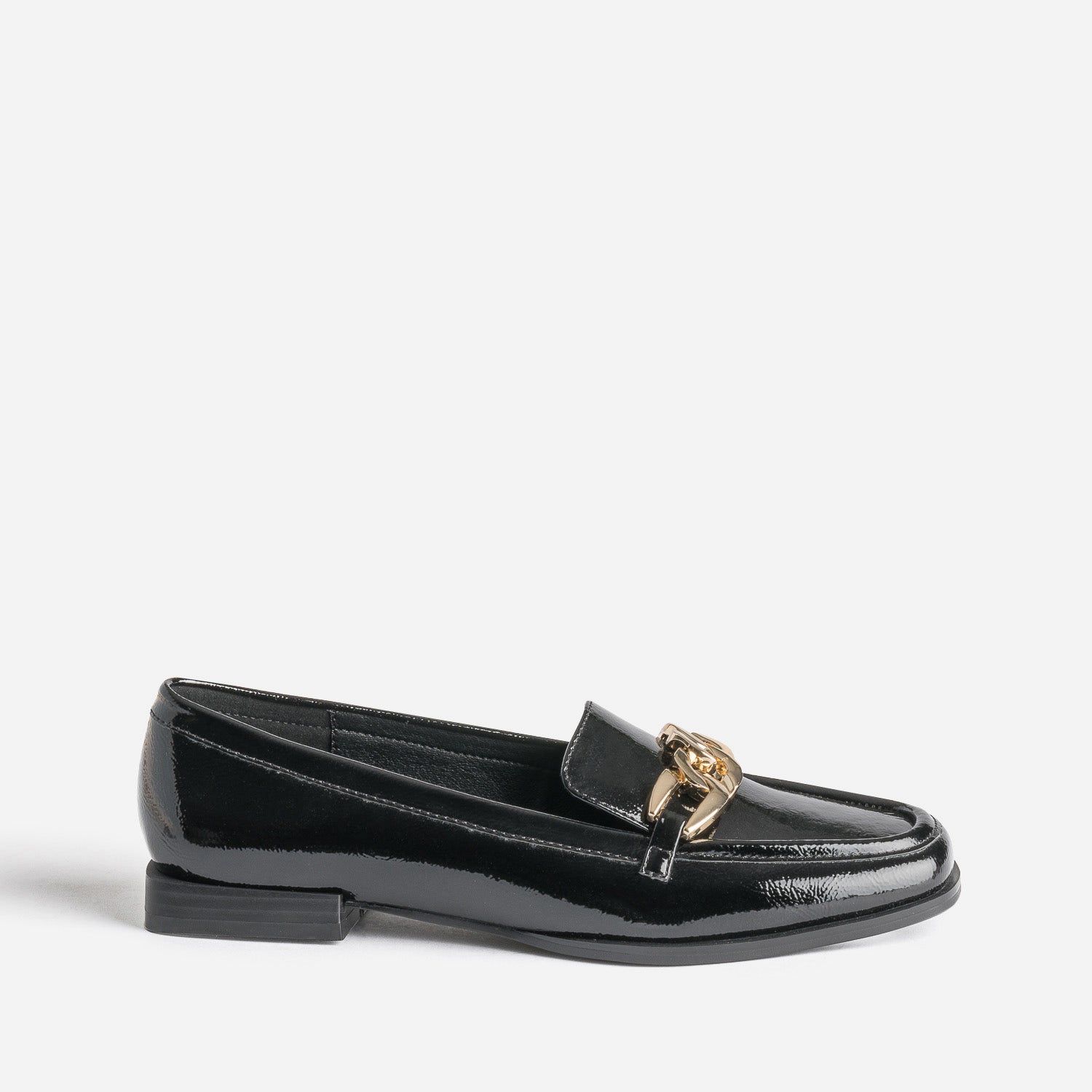 Mocassin noir verni avec chaîne dorée