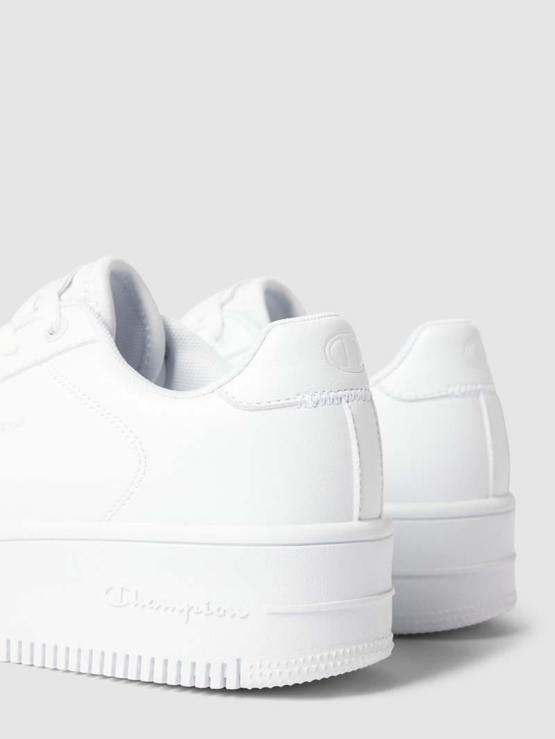 Sneaker mit Label-Detail in weiß