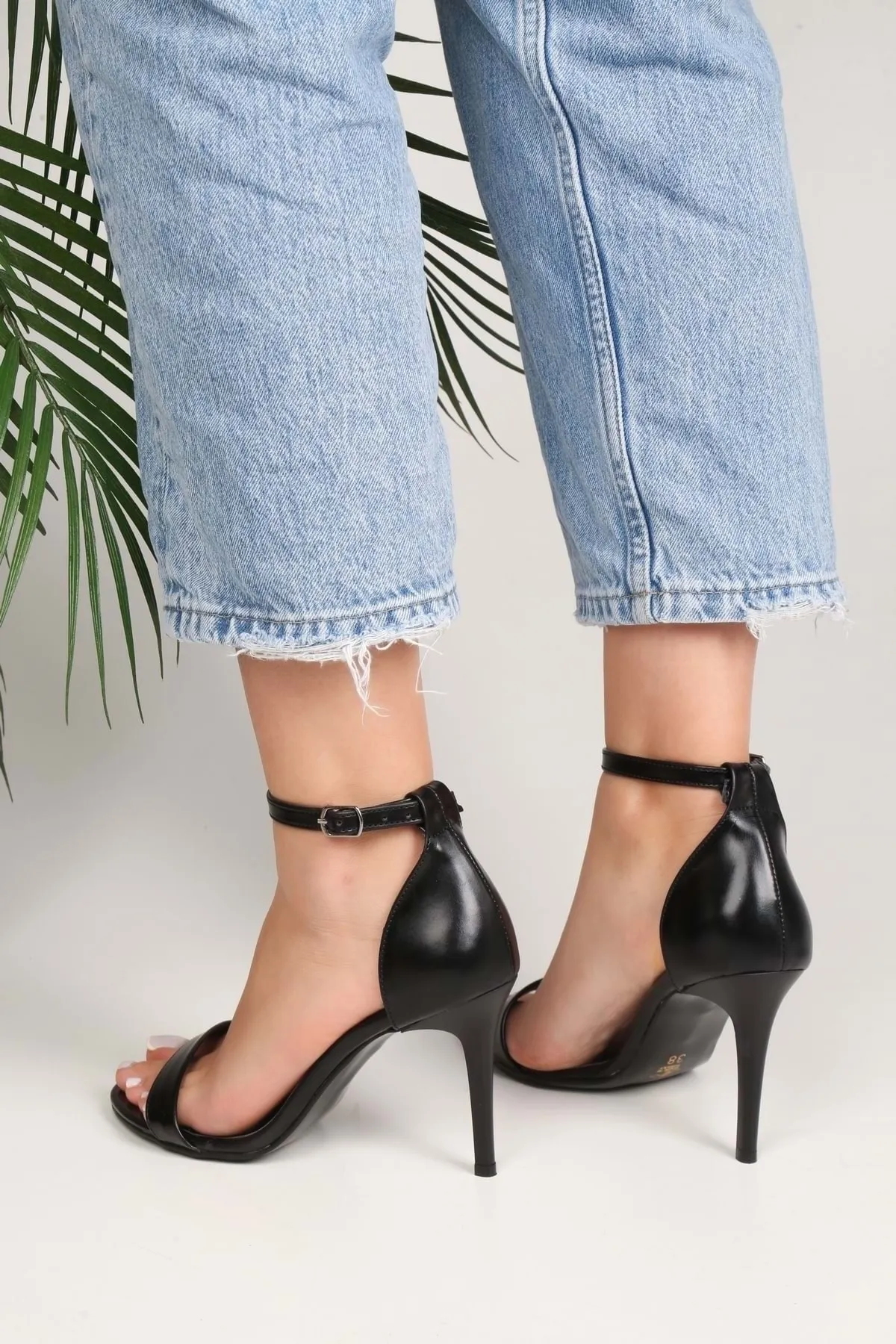 Shoeberry  Damen-Schuhe „Dianthus“ in Schwarz mit Metallic-Einzelriemen und Absatz