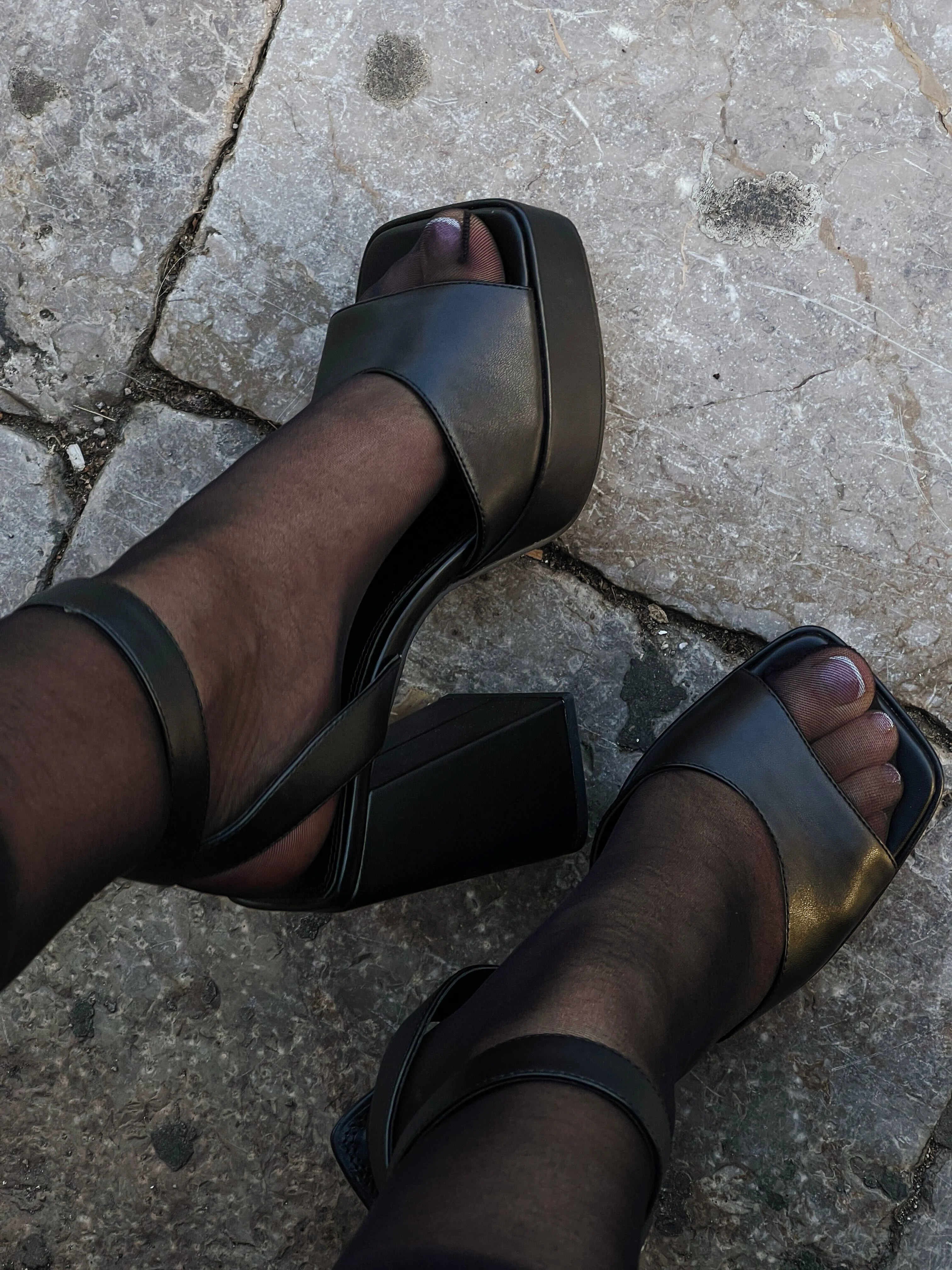 Plateau Heels mit klobiger Schnalle