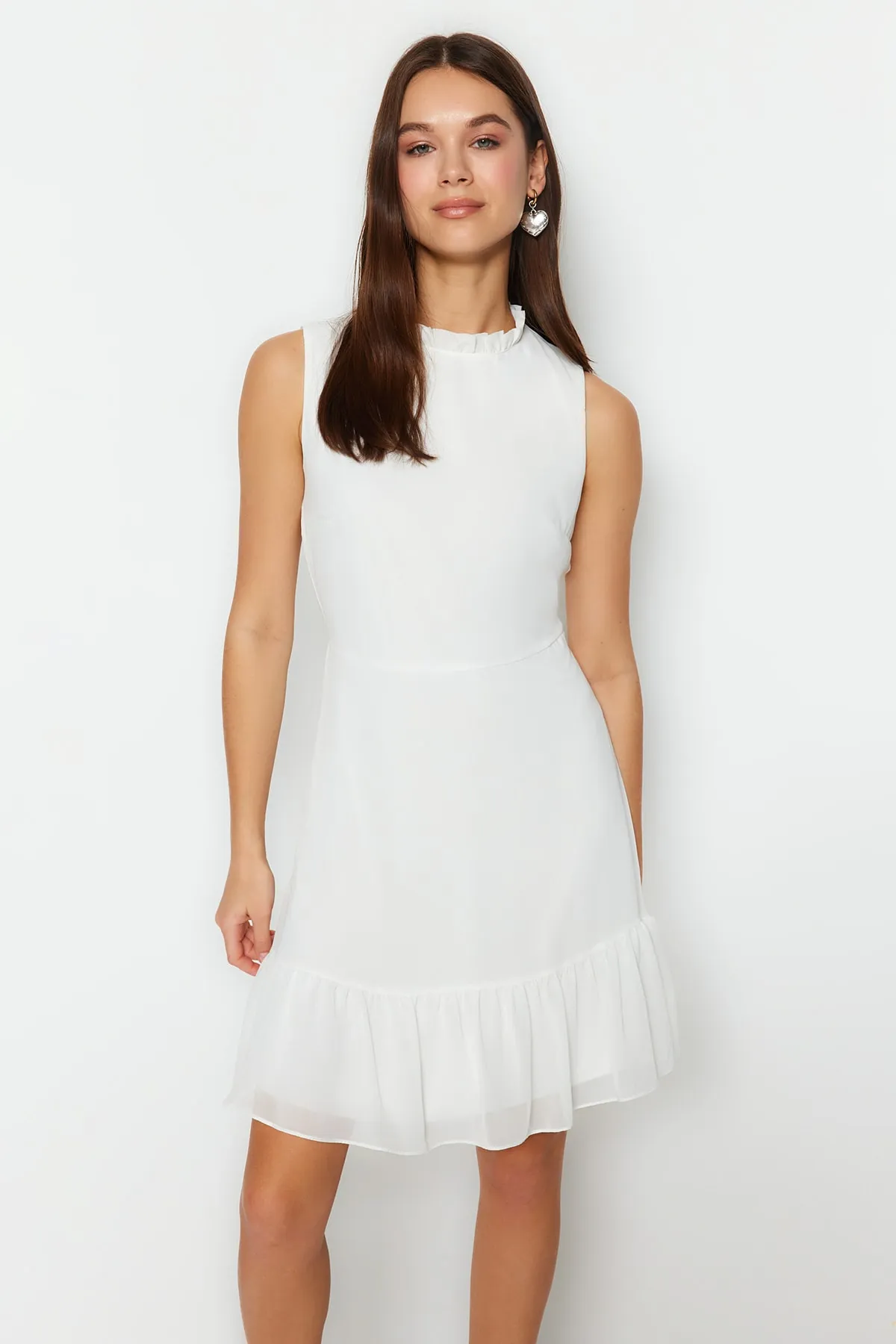 Trendyol Collection  Ecrufarbenes, gewebtes Minikleid mit Rüschen und Chiffonfutter in A-Linie TWOSS20EL0237