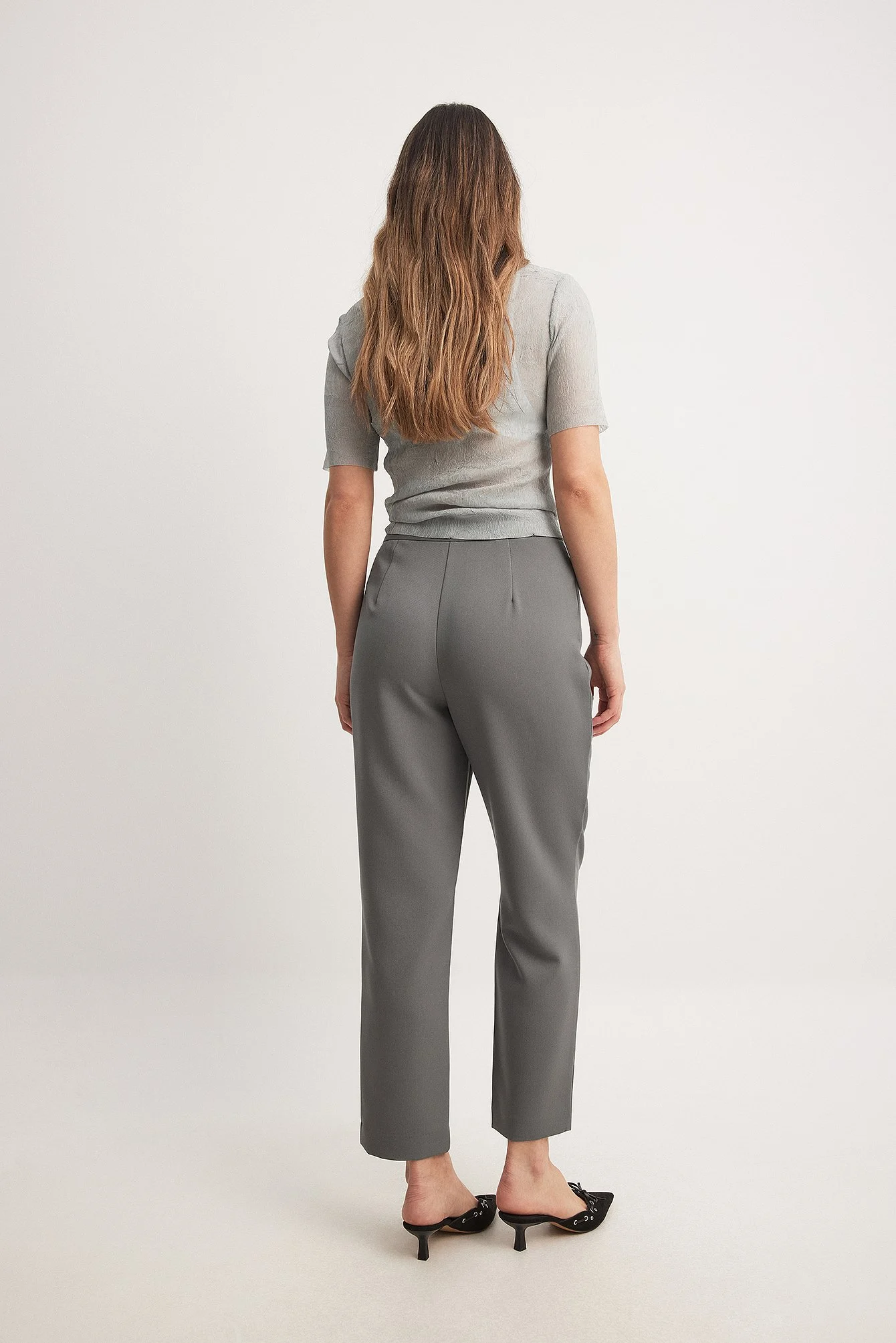 Schmal zulaufende Hose mit hoher Taille