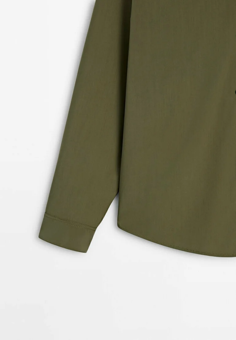 Camisa Massimo Dutti con pespuntes fluidos y bolsillo en el pecho
