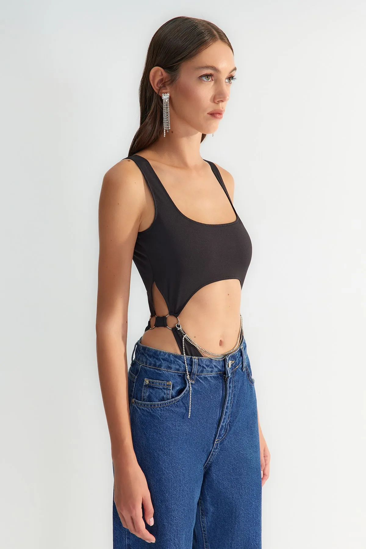 Trendyol Collection  X Zeynep Tosun Schwarzer Body mit hohem Beinausschnitt und Kettendetail TCLSS23BD00004