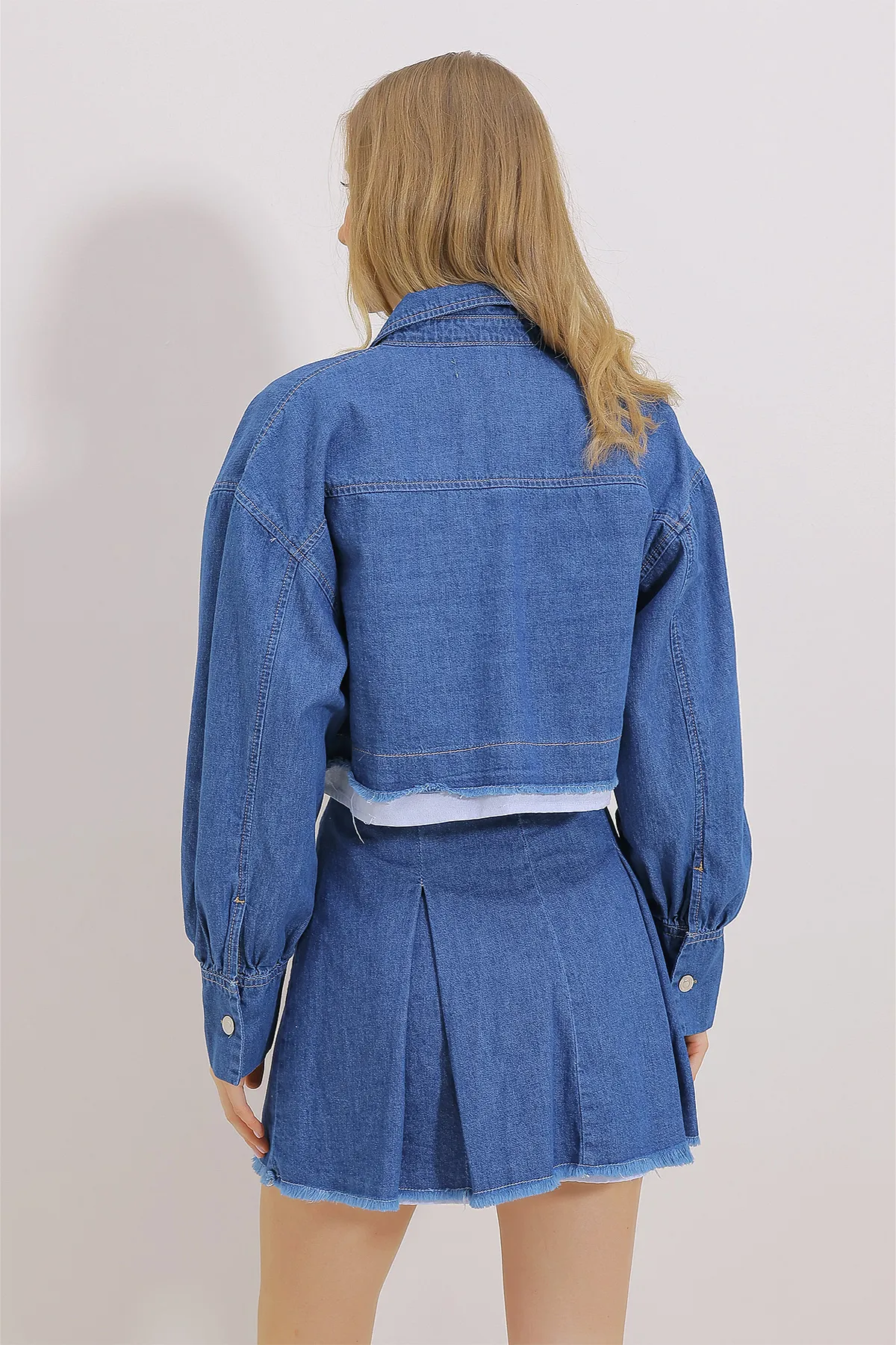 Trend Alaçatı Stili  Blaues Damen-Doppelset aus kurzer Jeansjacke mit Doppeltaschen und Jeansplissierten-Rock ALC-X11458