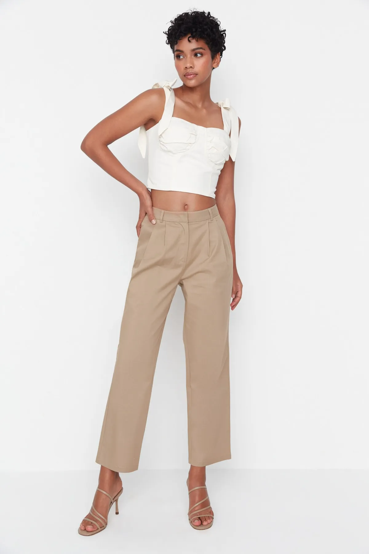 Trendyol Collection  Beigefarbene, gerade geschnittene, gewebte Hose mit hoher Taille TWOSS22PL00074