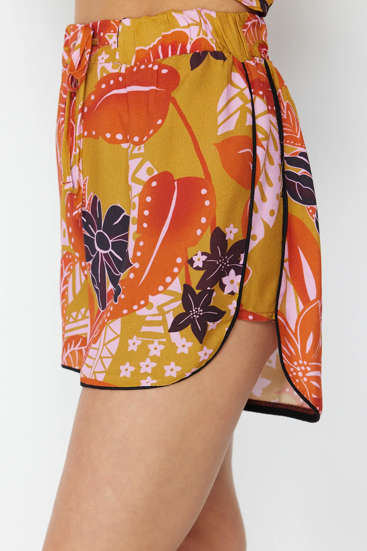Trendyol Collection  Gewebtes Hemd-Shorts-Set mit tropischem Muster TBESS21AU0078