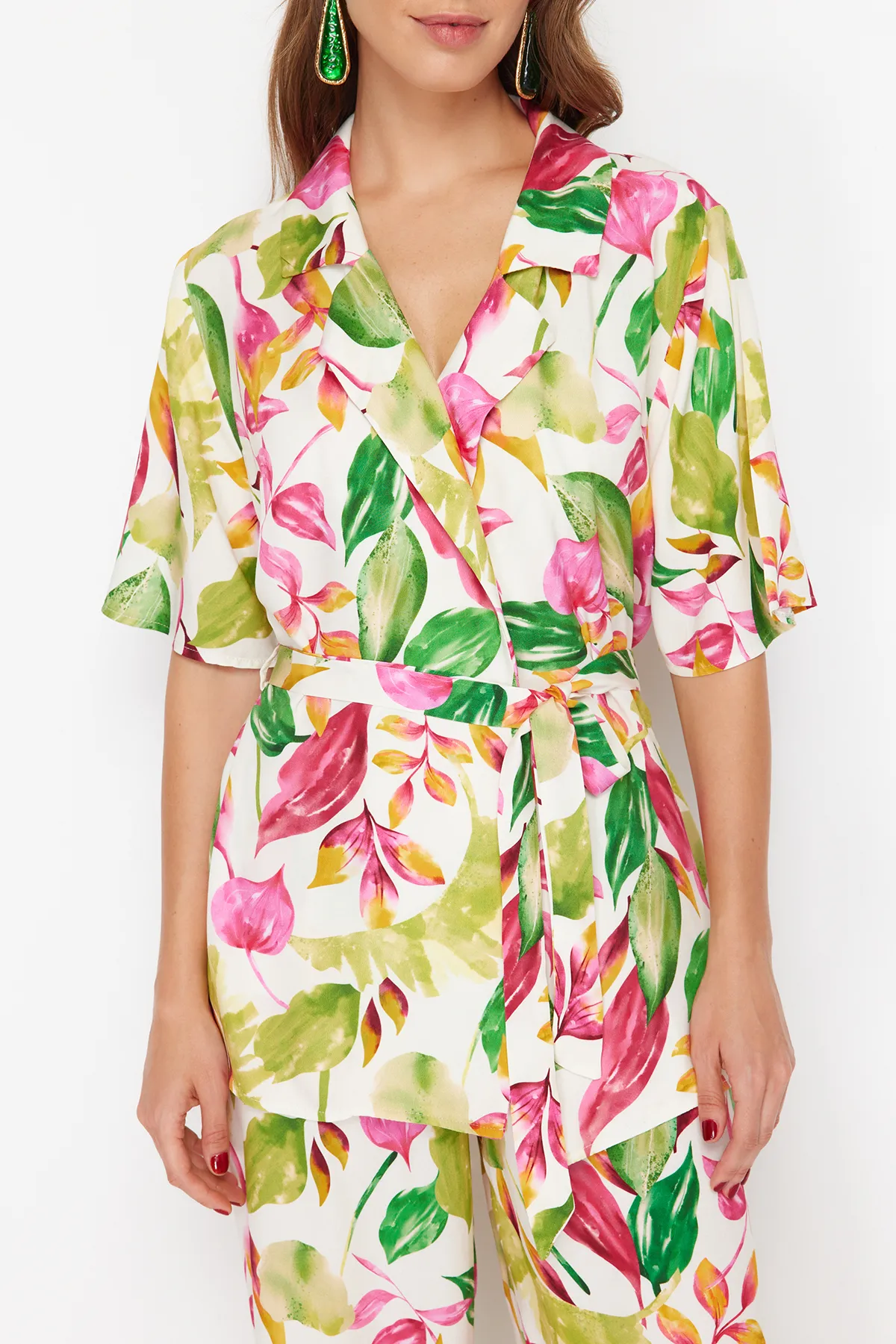 Trendyol Collection  Gewebtes Kimono-Hosen-Set mit Blumenmuster und Gürtel TBESS24AU00074