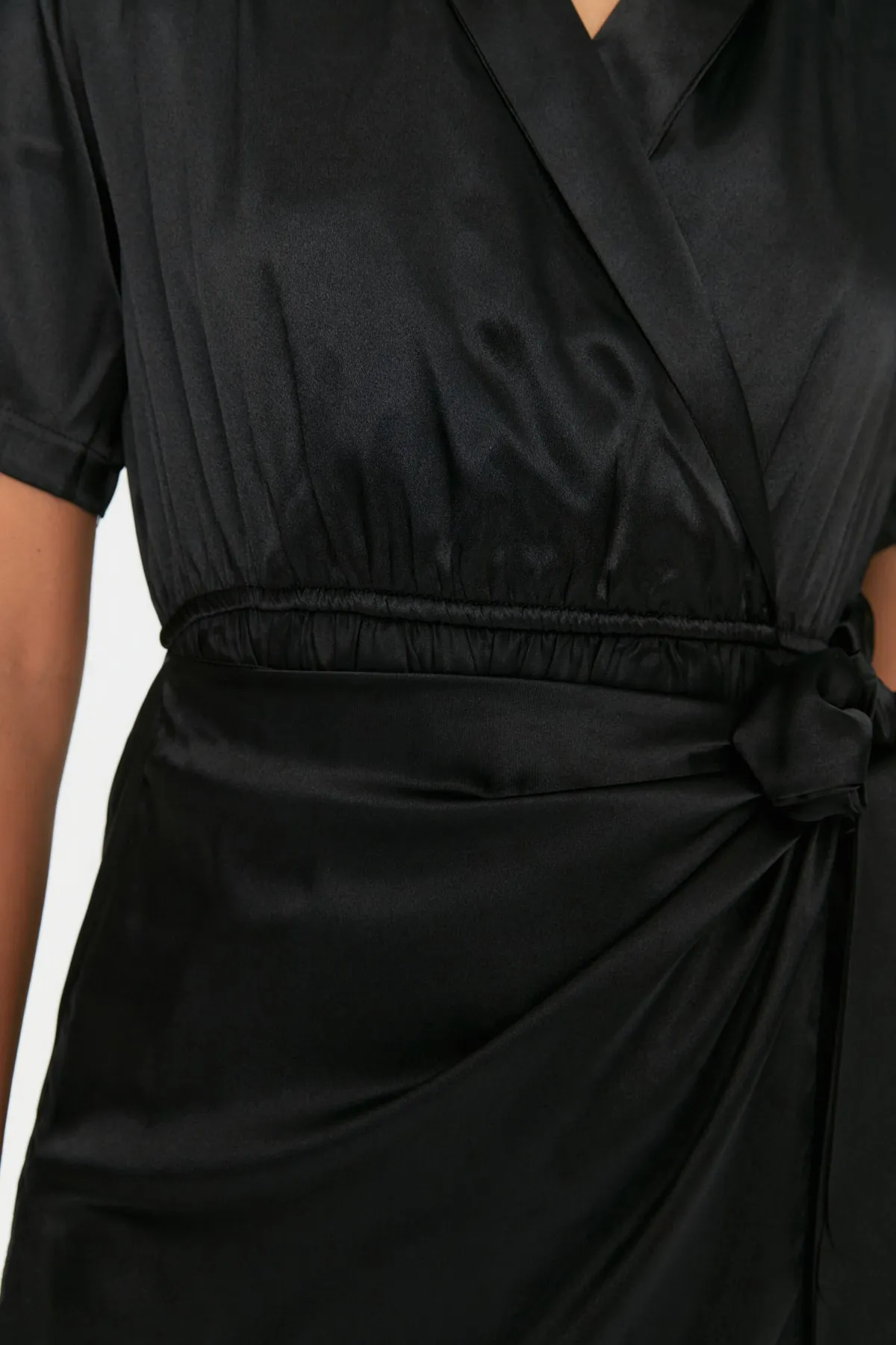 Trendyol Collection  Schwarzes Satin-Webkleid TWOSS22EL0196