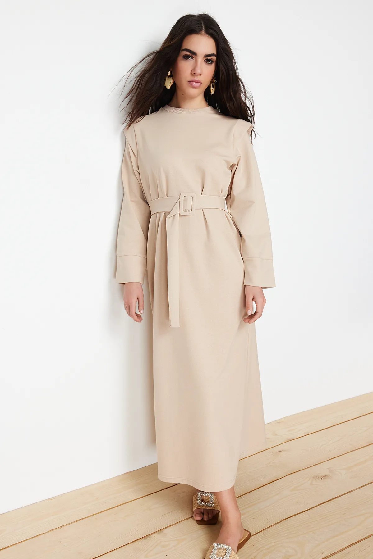 Trendyol Modest  Beigefarbenes Strickkleid mit Gürtel und Schulterdetail TCTSS24EB00120