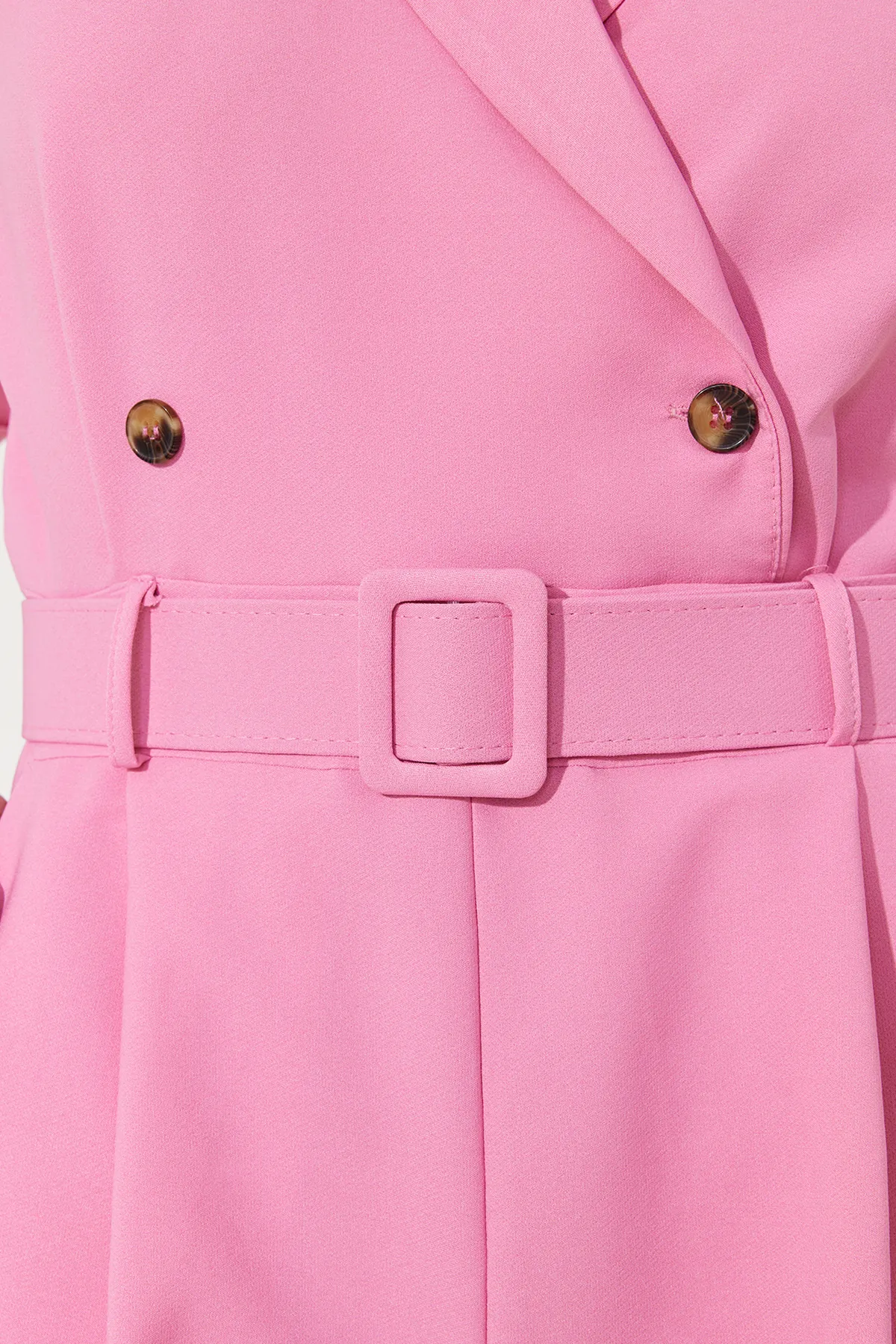 Trendyol Collection  Rosa gewebter Mini-Jumpsuit mit geripptem Kragen und Gürtel TWOSS19WX0112