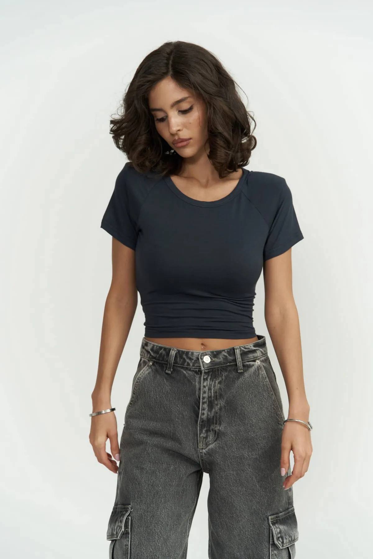 MAİ COLLECTİON  Wattierte, anthrazitfarbene Crop-Bluse „Perla“