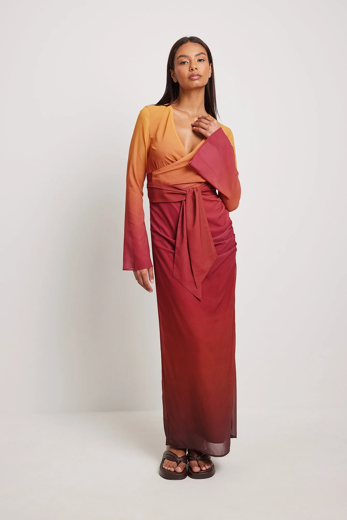 Maxikleid mit Taillendetail