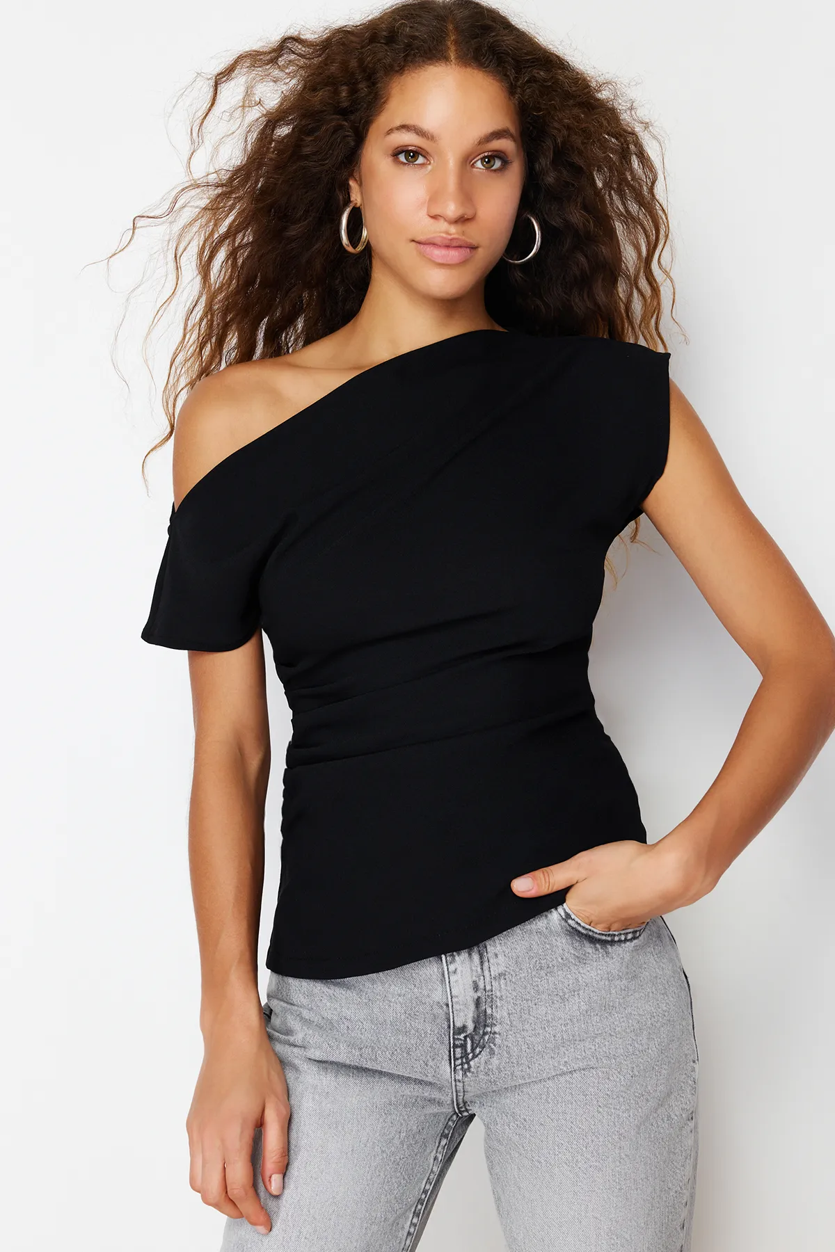 Trendyol Collection  Schwarze, figurbetonte Webbluse mit U-Boot-Ausschnitt TWOSS24BZ00353