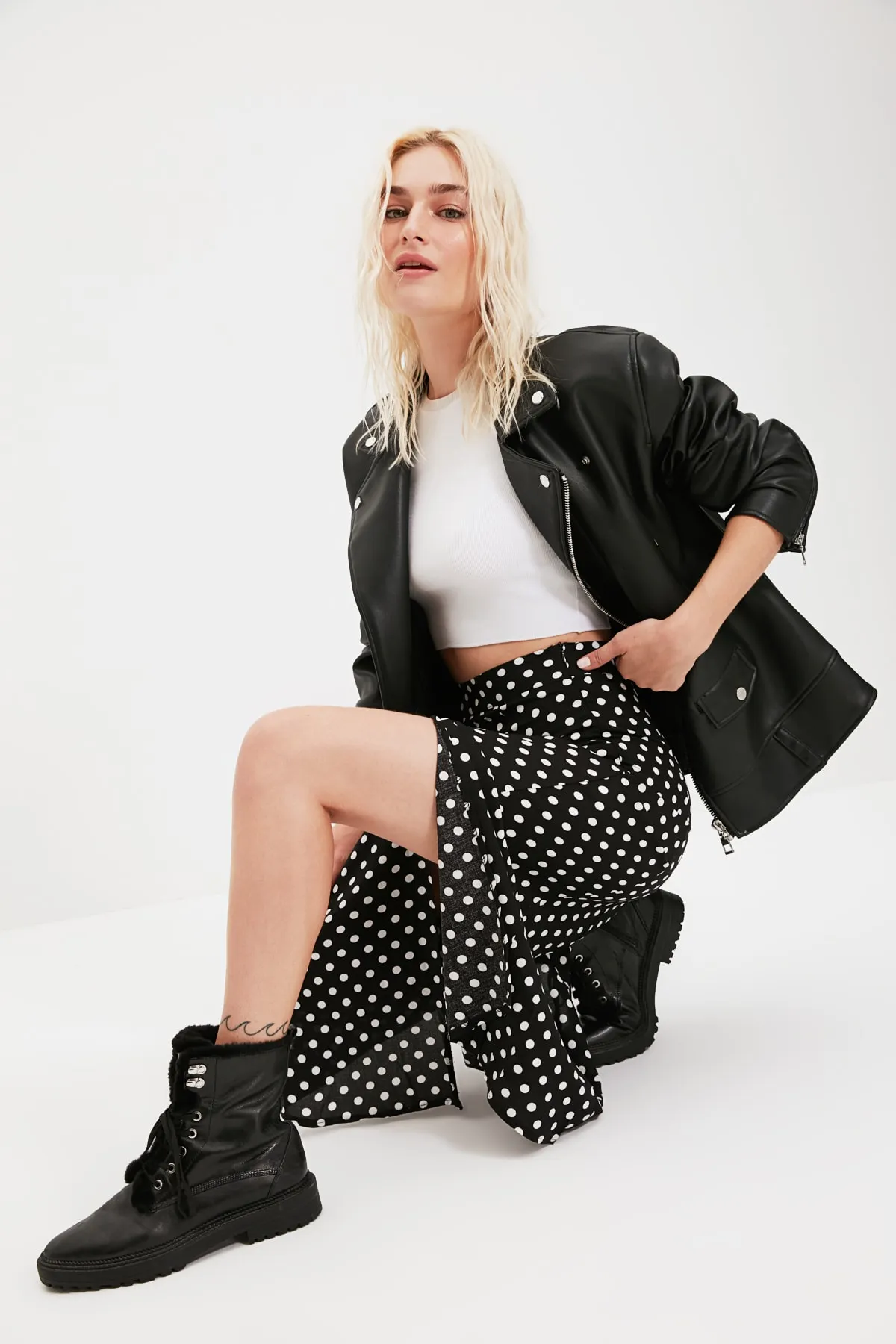 Trendyol Collection  Schwarzer Midi-Webrock aus Viskosestoff mit gepunktetem Schlitz und detailliertem Detail TWOAW20ET0205