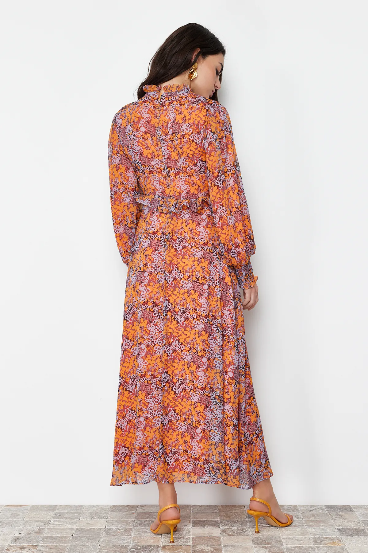 Trendyol Modest  Gefüttertes, florales, gewebtes Kleid mit Rüschen an der Taille TCTSS24EB00068