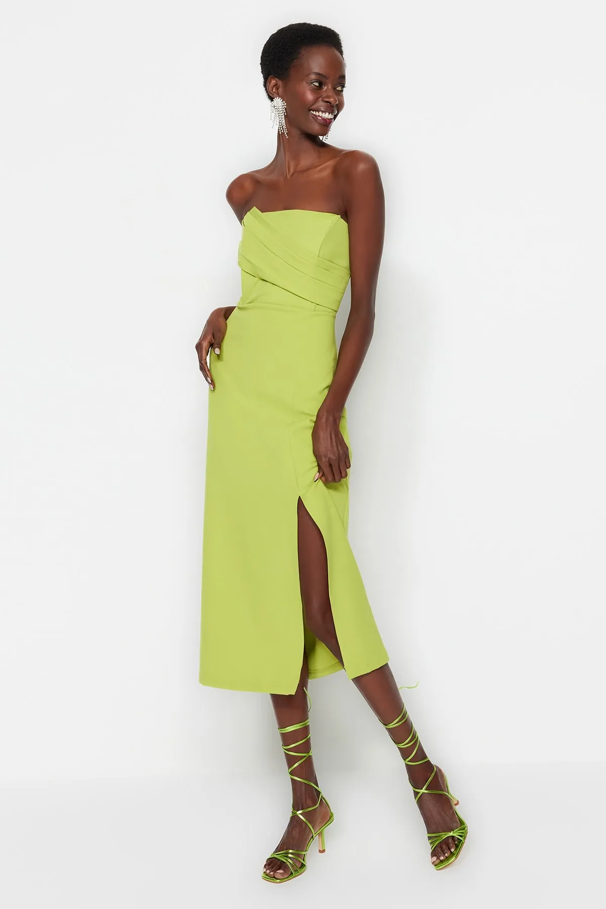 Trendyol Collection  Grünes, tailliertes, gewebtes Abendkleid TPRSS23EL00280
