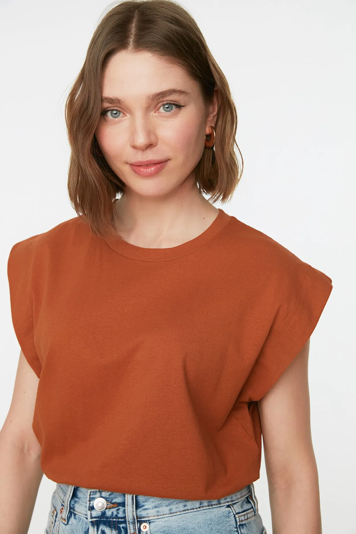 Trendyol Collection  Zimtfarbenes Basic-Strick-T-Shirt mit Rundhalsausschnitt aus 100 % Baumwollwatte TWOSS20TS0021