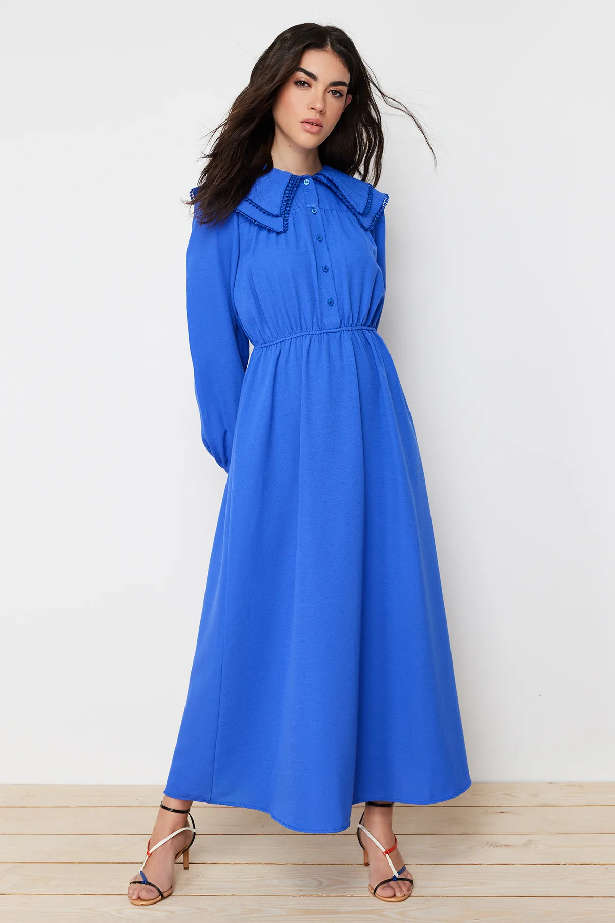Trendyol Modest  Blaues, gewebtes Kleid in Leinenoptik mit Babykragen TCTSS24EB00061