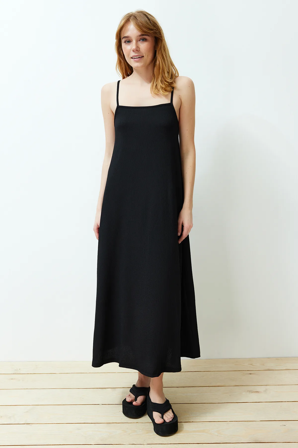 Trendyol Collection  Schwarzes A-Linien-Maxikleid aus gedrehtem/strukturiertem Strick mit Trägern TWOSS24EL00060