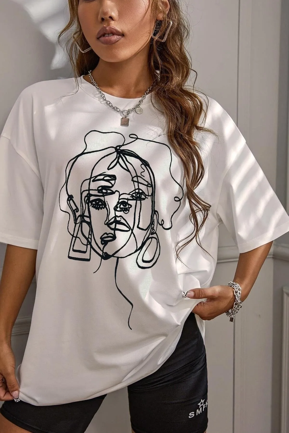 MODAGEN  Weißes Oversize-T-Shirt mit Gesichtsaufdruck für Damen