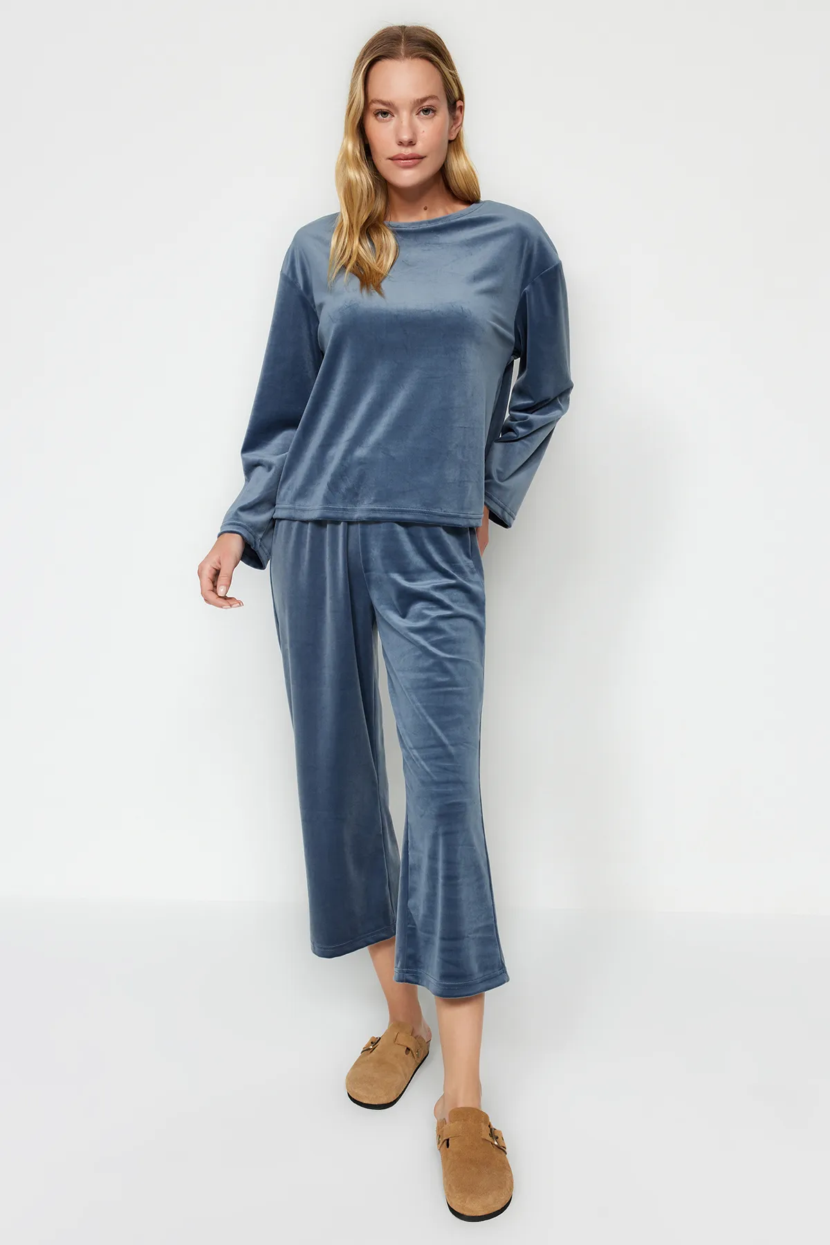 Trendyol Collection  Blaues, weiches T-Shirt-Capri-Pyjama-Set aus Samt THMAW24PT00165