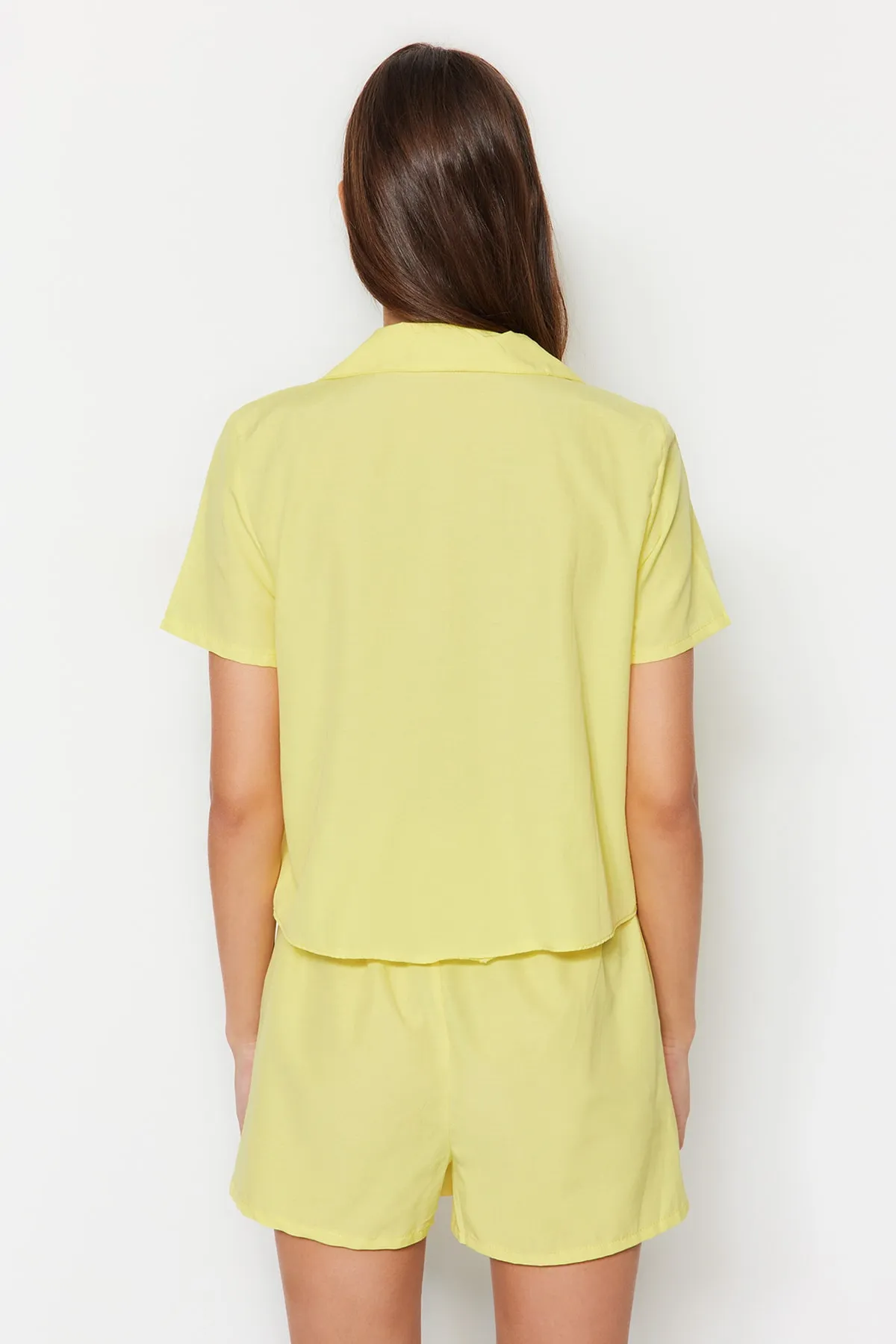 Trendyol Collection  Gelbes, gewebtes Pyjama-Set mit Hemd und Shorts aus Frottee-Baumwolle THMSS23PT00132
