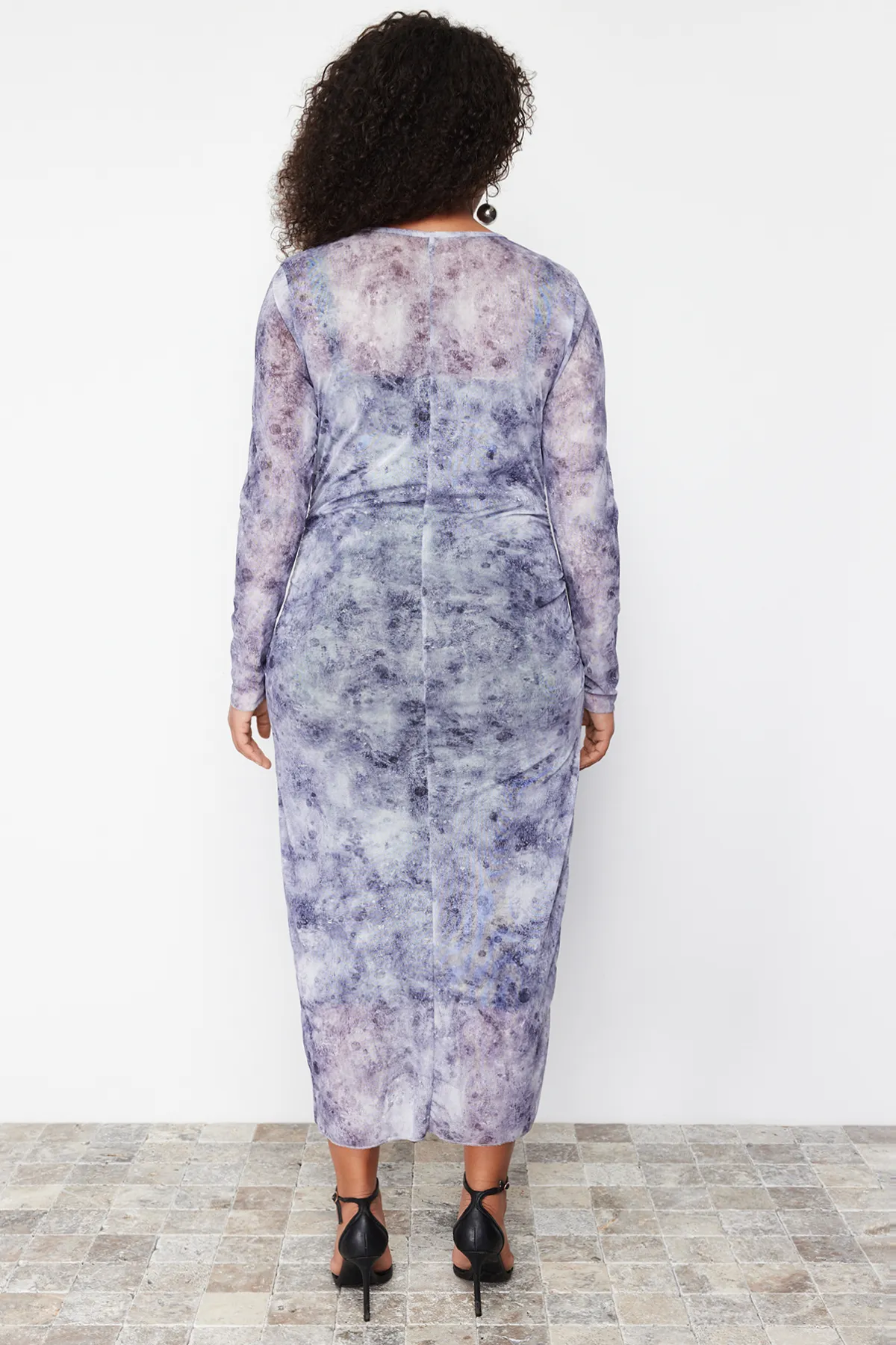 Trendyol Curve  Graues Midi-Strickkleid mit Tüllmuster TBBSS24AH00058