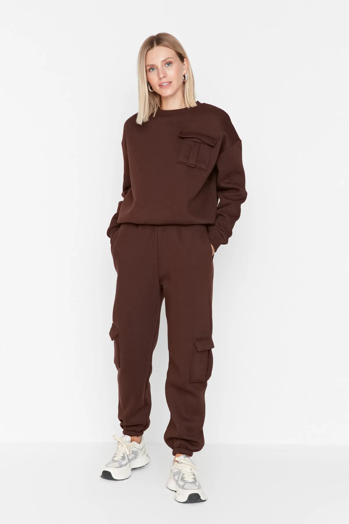 Trendyol Collection  Dunkelbraune Jogginghose aus dickem Fleece mit aufgesetzten Taschen und Details TWOAW23EA00046