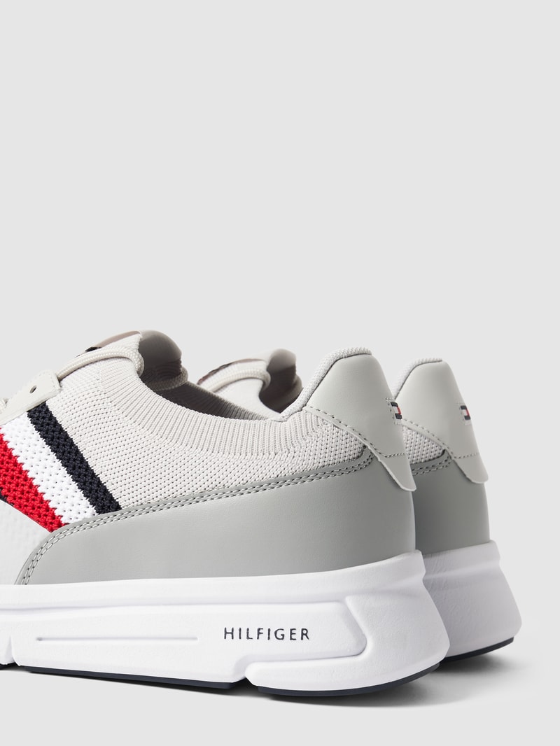 Sneaker mit Label-Details in weiß