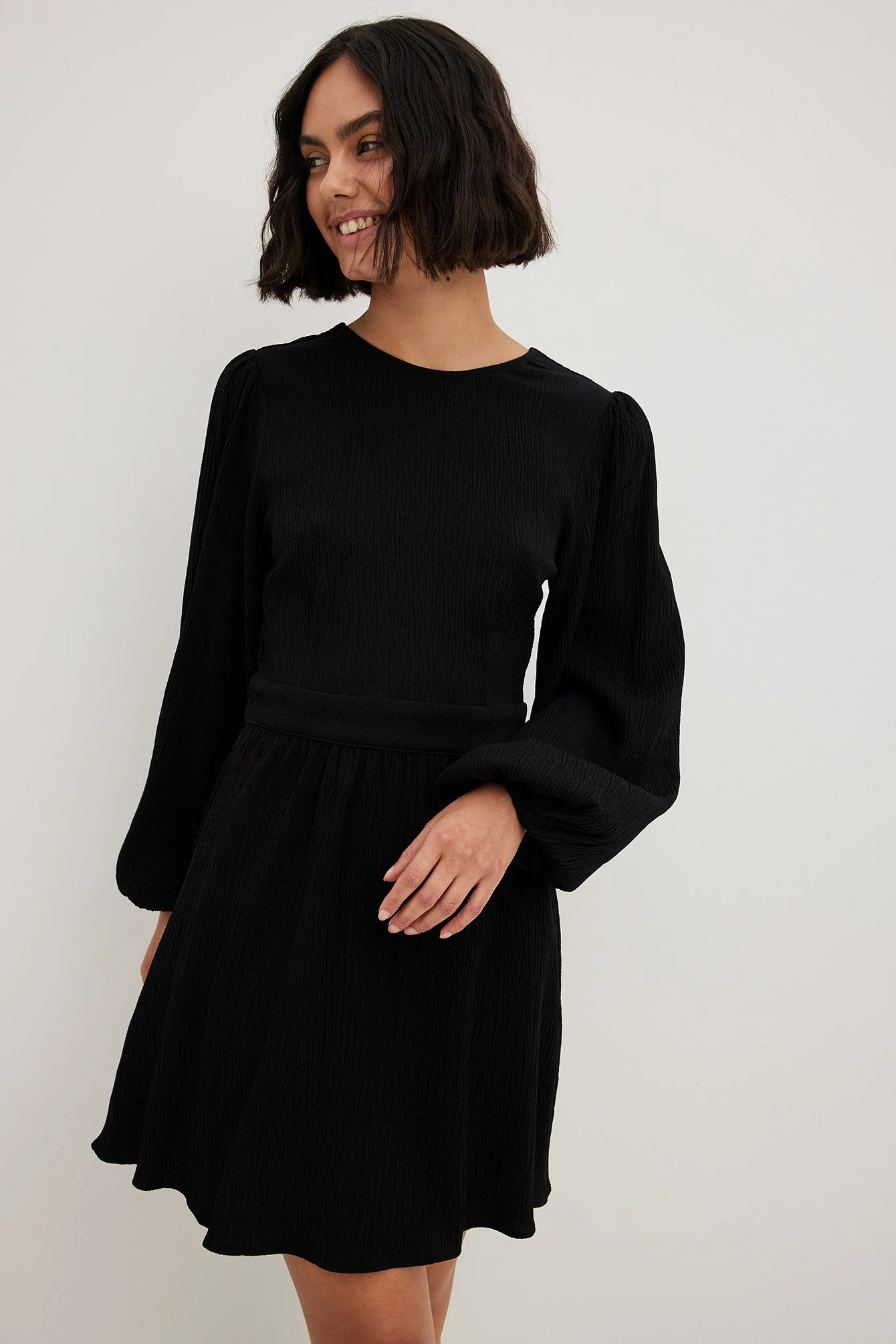 Strukturiertes Minikleid mit offenem Rücken