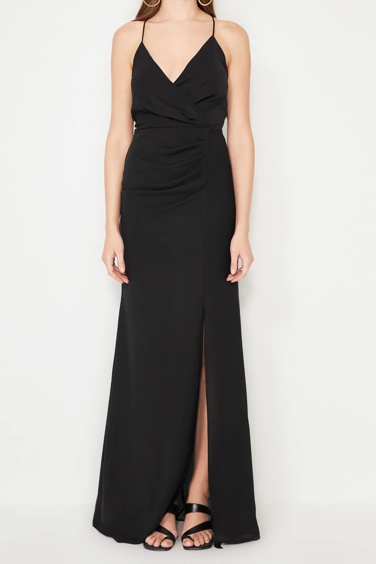 Trendyol Collection  Schwarzes, langes Abendkleid aus Chiffon mit gefütterter Paspelierung TPRSS22AE0012