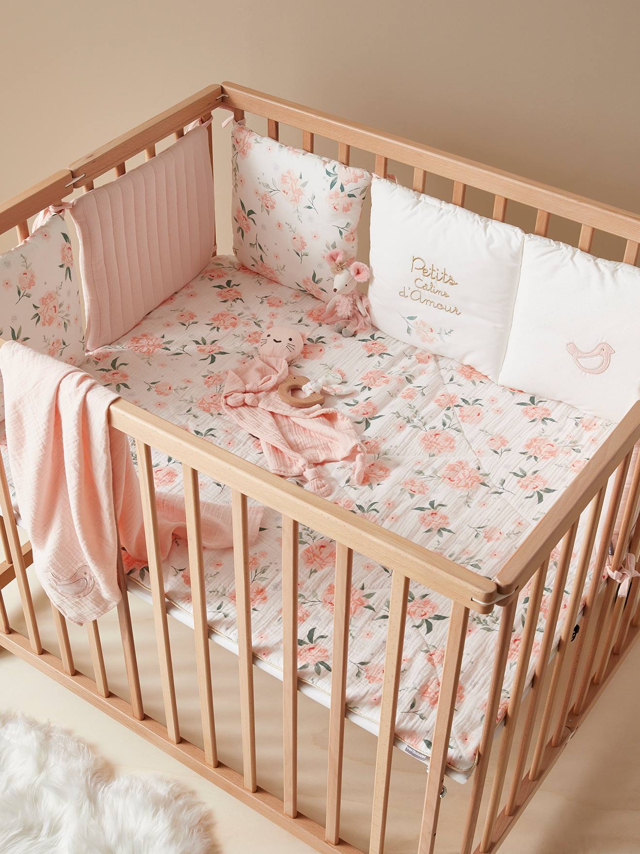 Vertbaudet Baby Bettumrandung / Polster für Laufgitter ROSENTRAUM Oeko-Tex - zartrosa/wollweiß geblümt