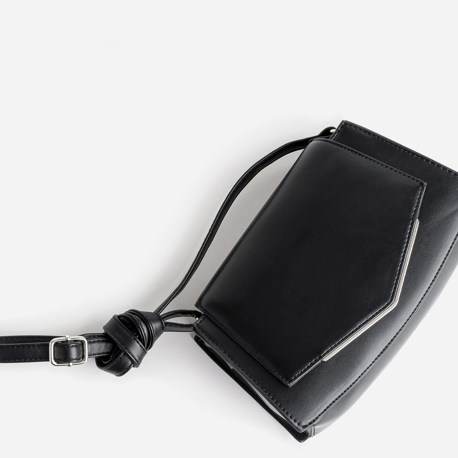 Sac bandoulière noir avec barrette métal