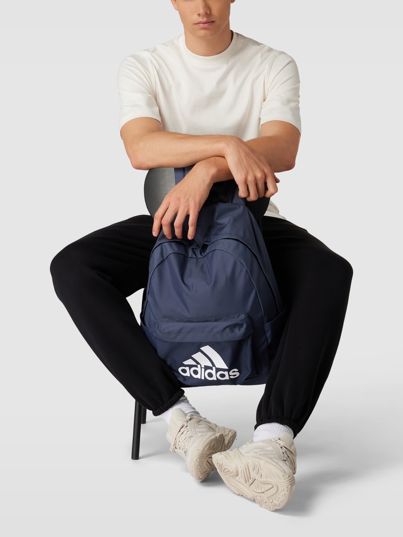 Rucksack mit Label-Print in marineblau