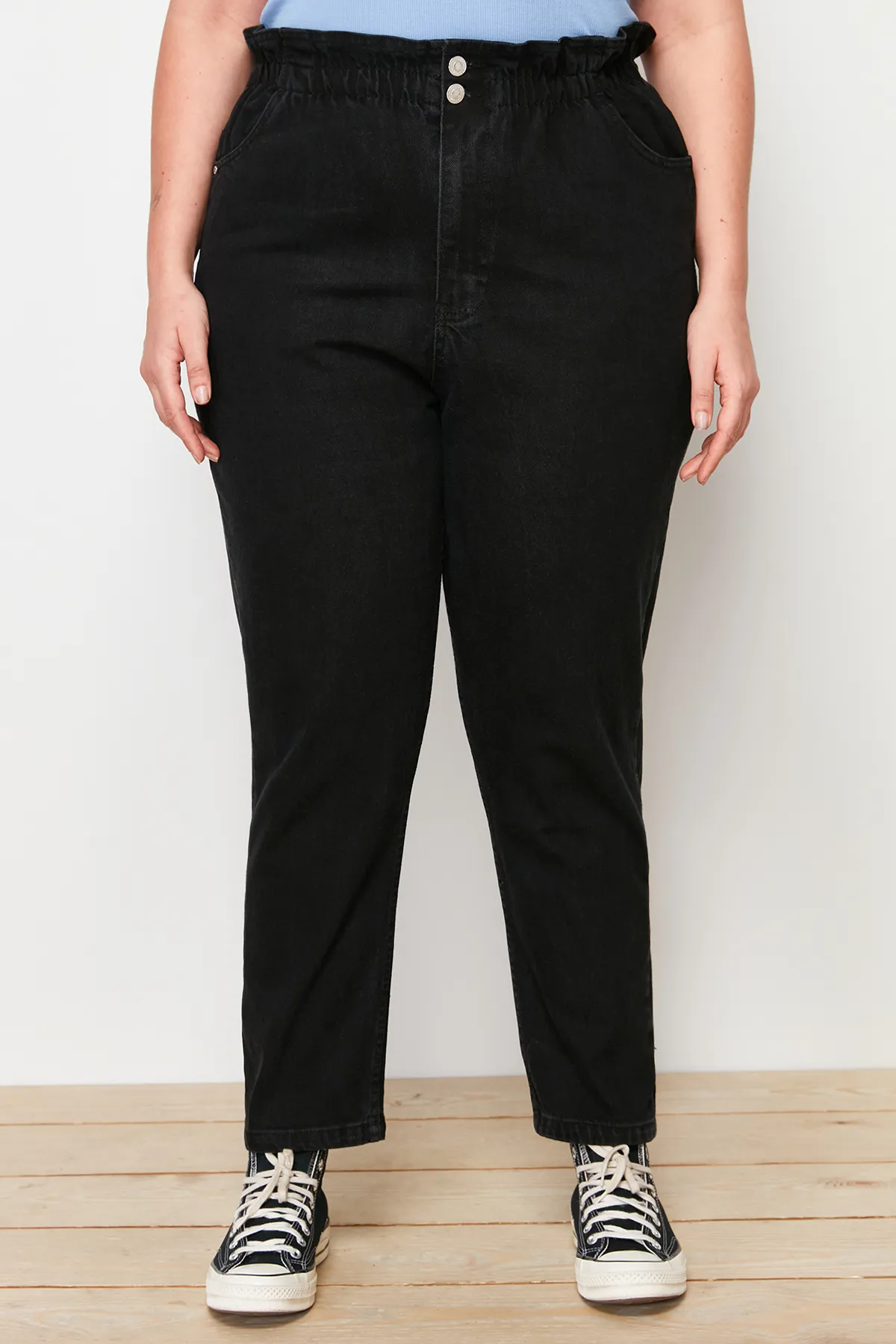 Trendyol Curve  Anthrazitfarbene Mom-Jeans mit hoher Taille und elastischem Bund TBBSS22JE00009