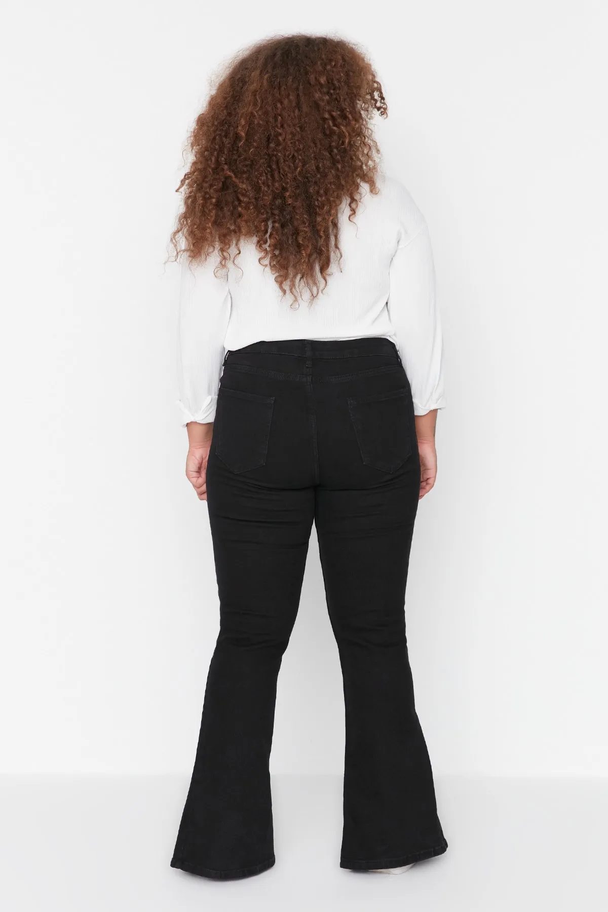 Trendyol Curve  Schwarze Denim-Jeans mit Schlitz und Details TBBAW23CJ00038