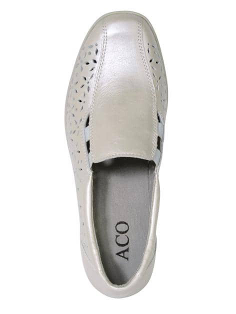 Slipper mit sommerlicher Lochung
