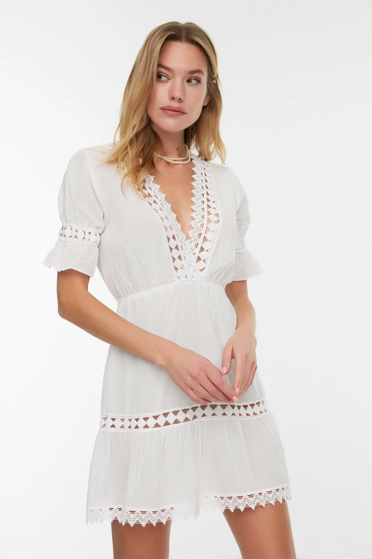 Trendyol Collection  Weißes, mit Spitze gestreiftes Strandkleid TBESS21EL4116